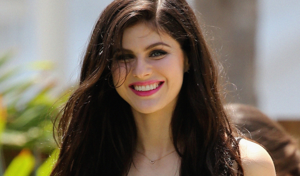 Download wallpaper 1024x600 smile, actress, alexandra daddario, netbook ...