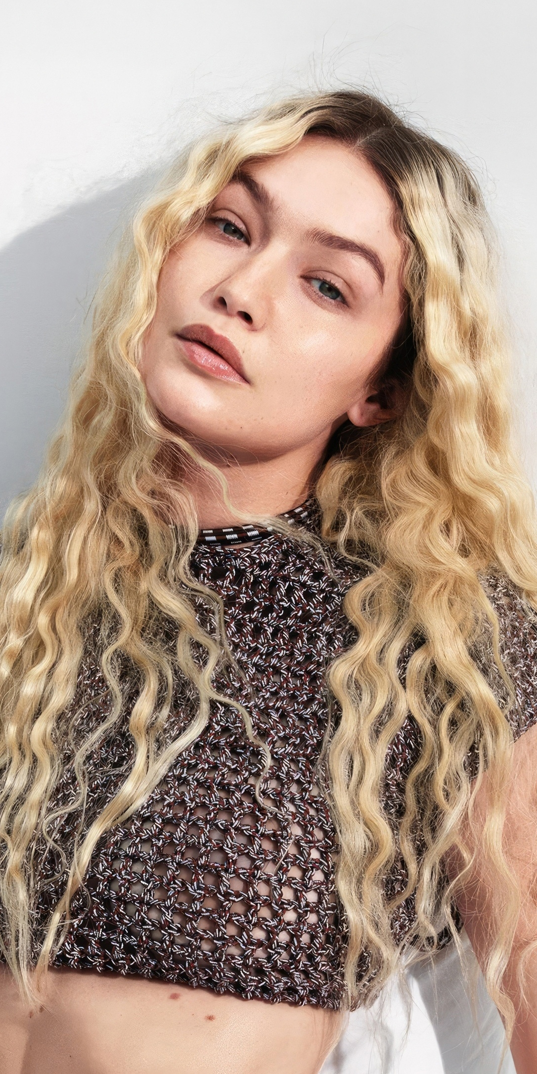 Gigi Hadid, curly blonde hair, 2023, 1080x2160 wallpaper