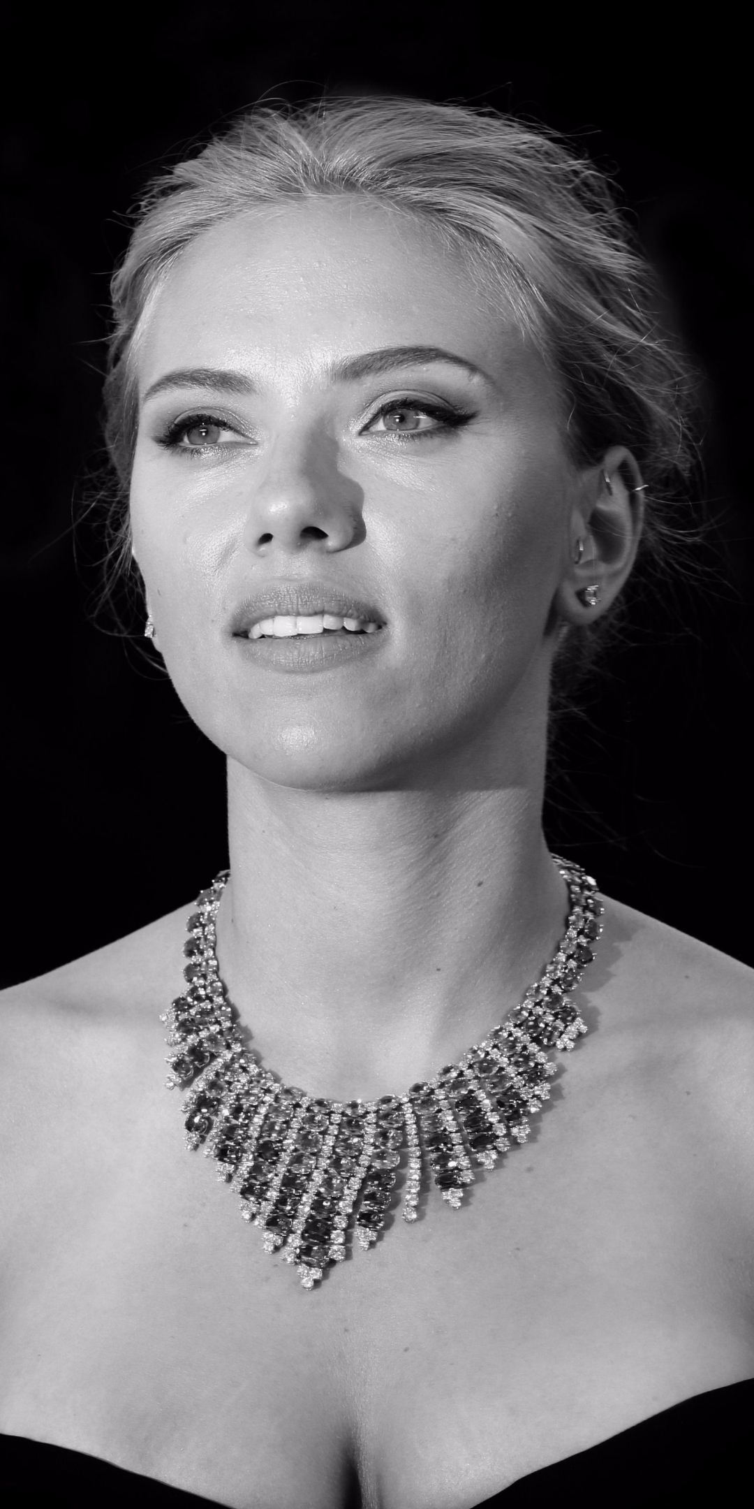 Scarlett Johansson, monochrome, smile, 1080x2160 wallpaper