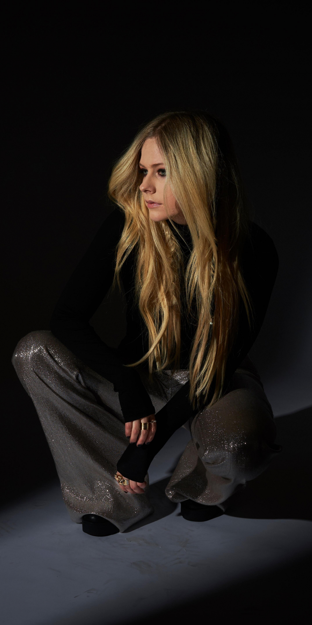 Singer, blonde, Avril Lavigne, dark, 1080x2160 wallpaper