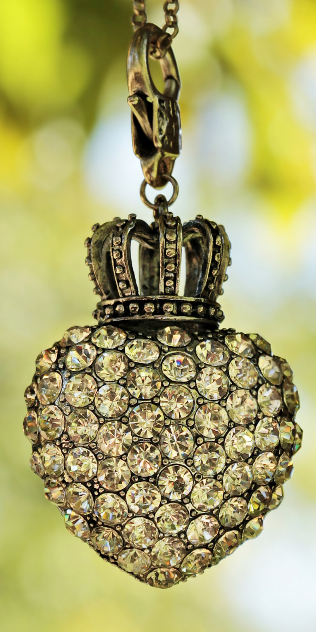 Keychain, heart, crown, jewellery, bokeh, 1080x2160 wallpaper
