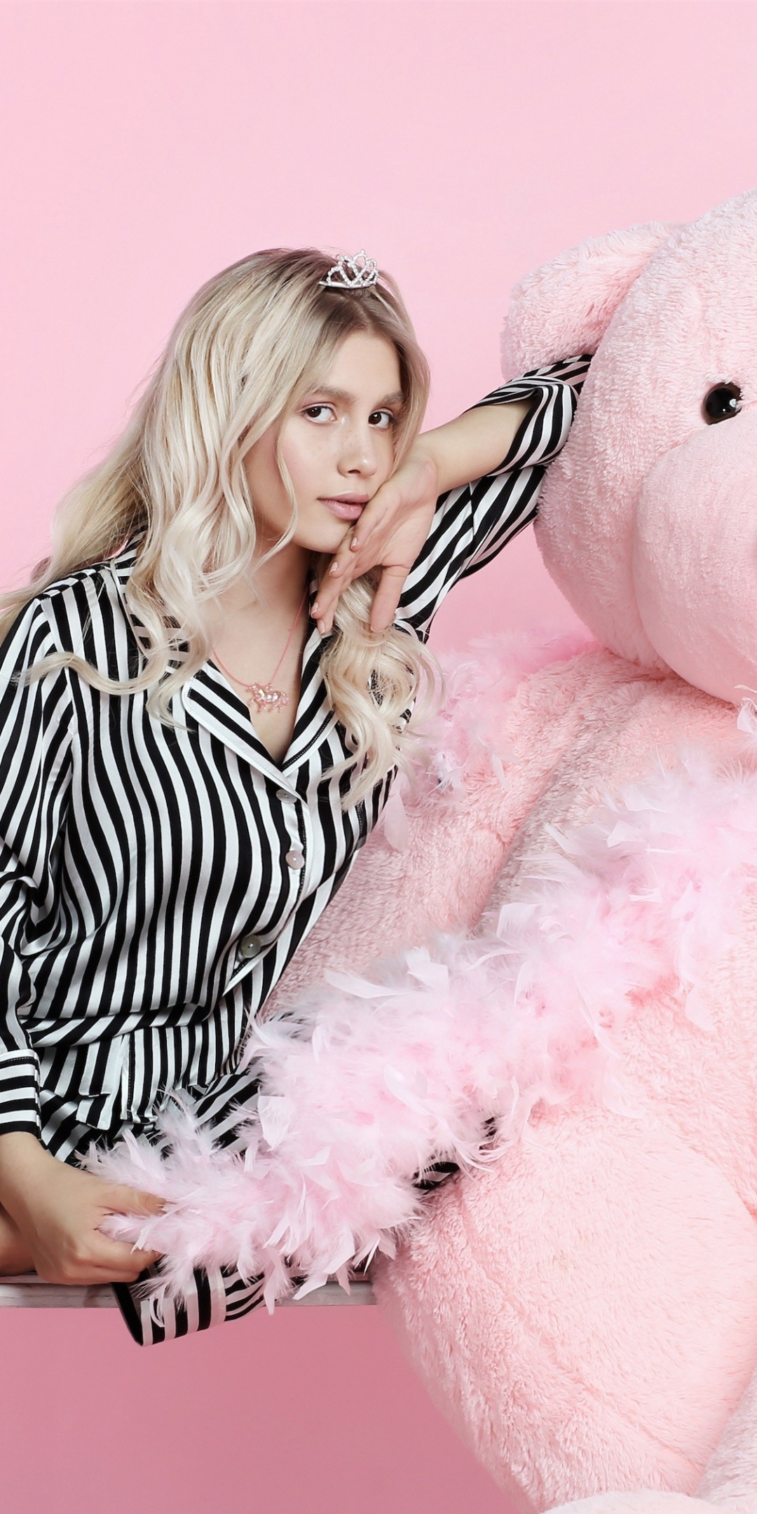 Teddy bear and Aleyna Tilki, celebrity, 1080x2160 wallpaper
