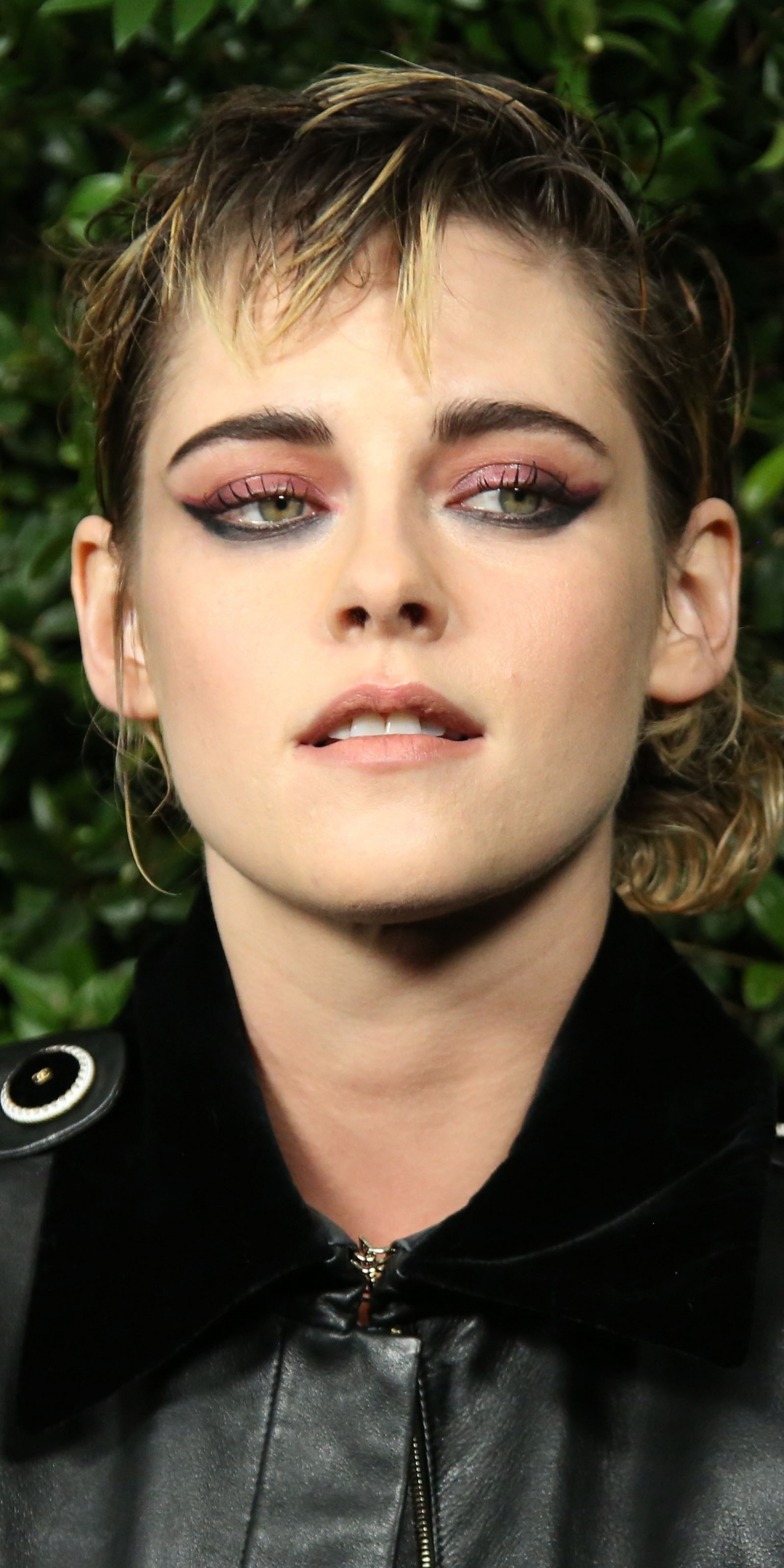 Pretty woman, Kristen Stewart, make up, 1080x2160 wallpaper