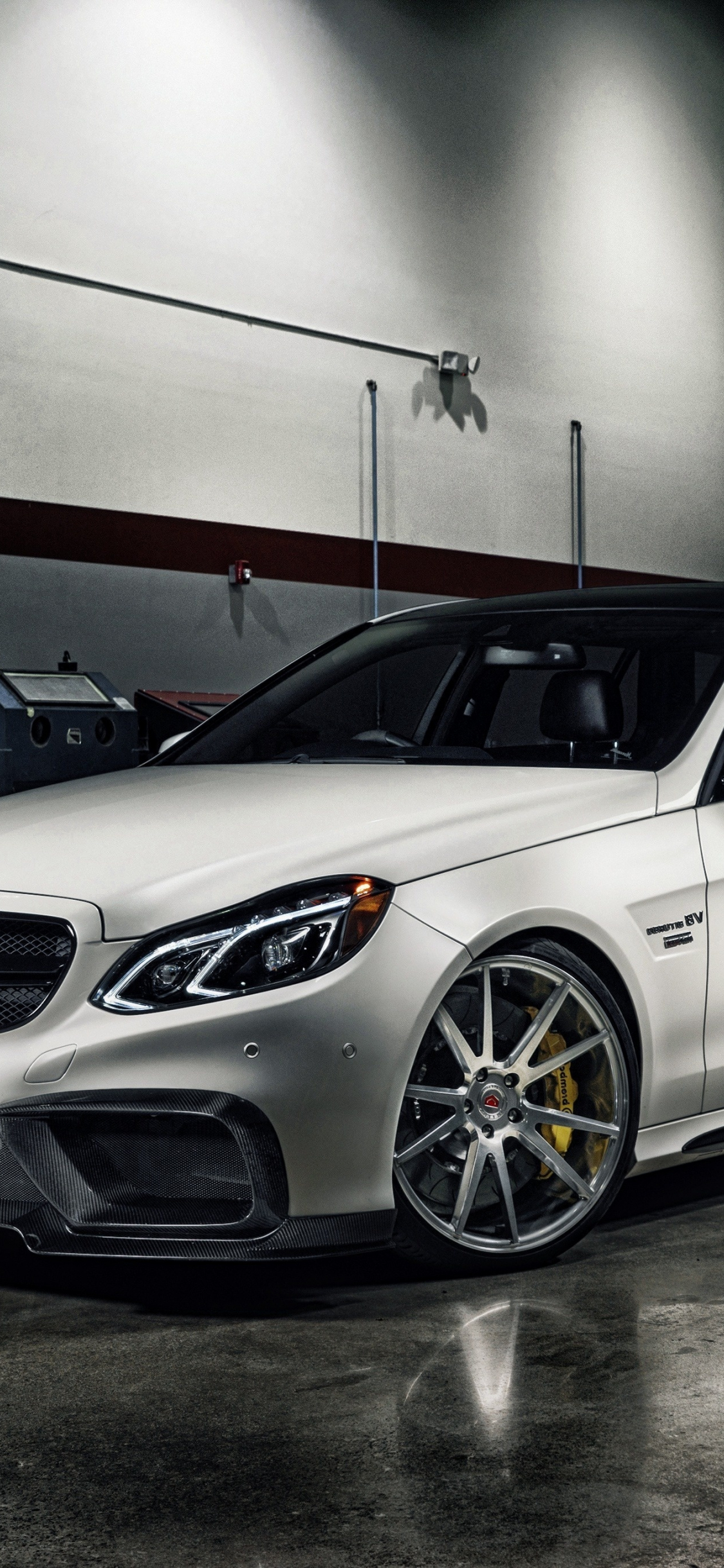 Download 1125x2436 Wallpaper Silver Mercedes Benz E Class