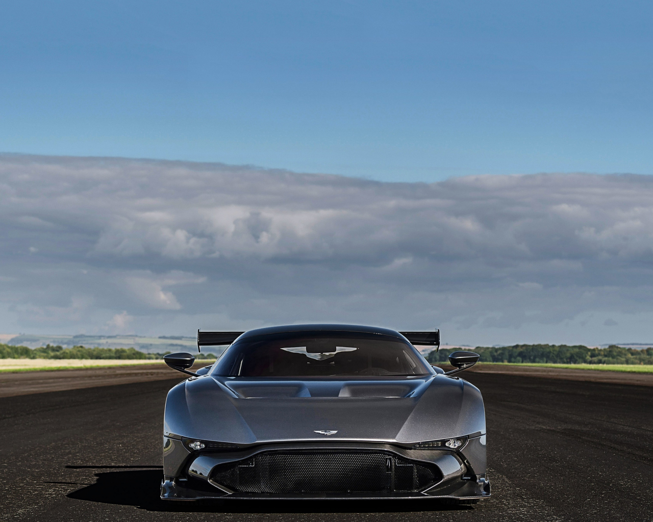Aston Martin Vulcan суперкар загрузить