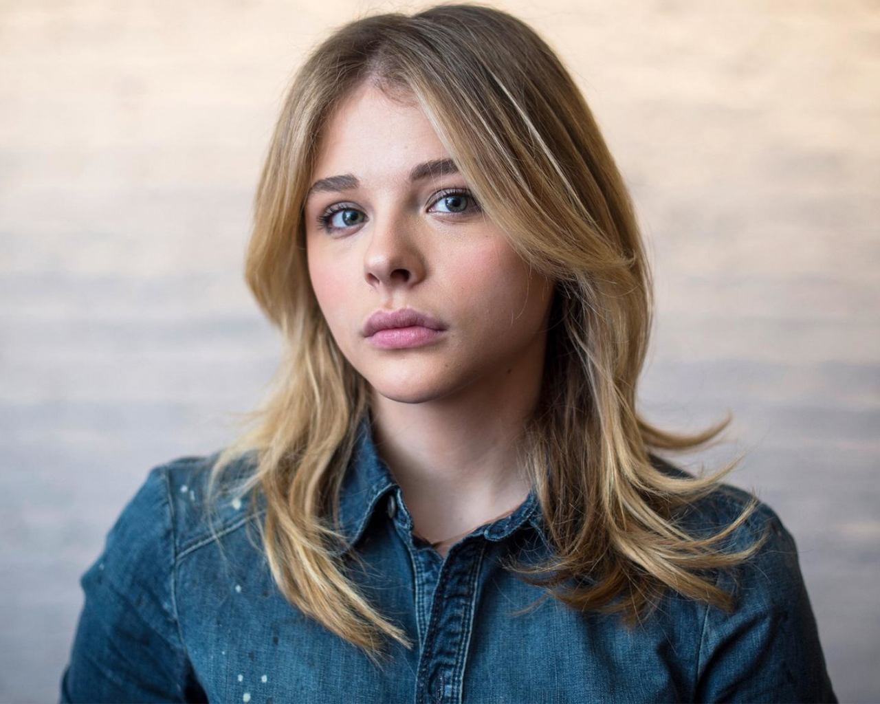 Download wallpaper 1280x1024 chloe grace moretz, jeans shirt, blonde ...