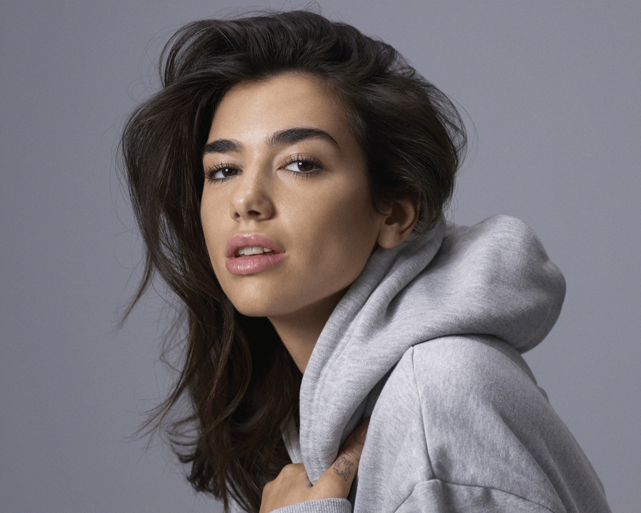 Download wallpaper 1280x1024 dua lipa, 2018, long hair, standard 5:4 ...