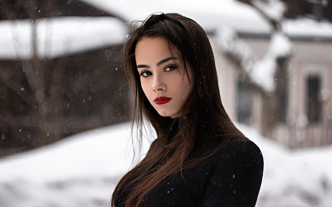 Download Wallpaper 1280x800 Snowfall Woman Model Red Lips Portrait