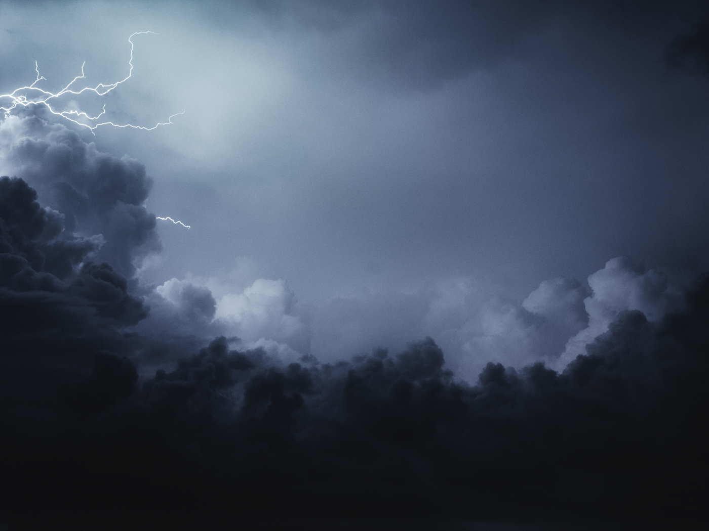 Download 1400x1050 Wallpaper Lightning Dark Sky Clouds Storm