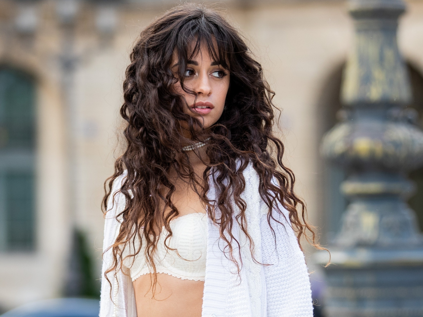 Download wallpaper 1400x1050 camila cabello, long curly hair, beautiful ...