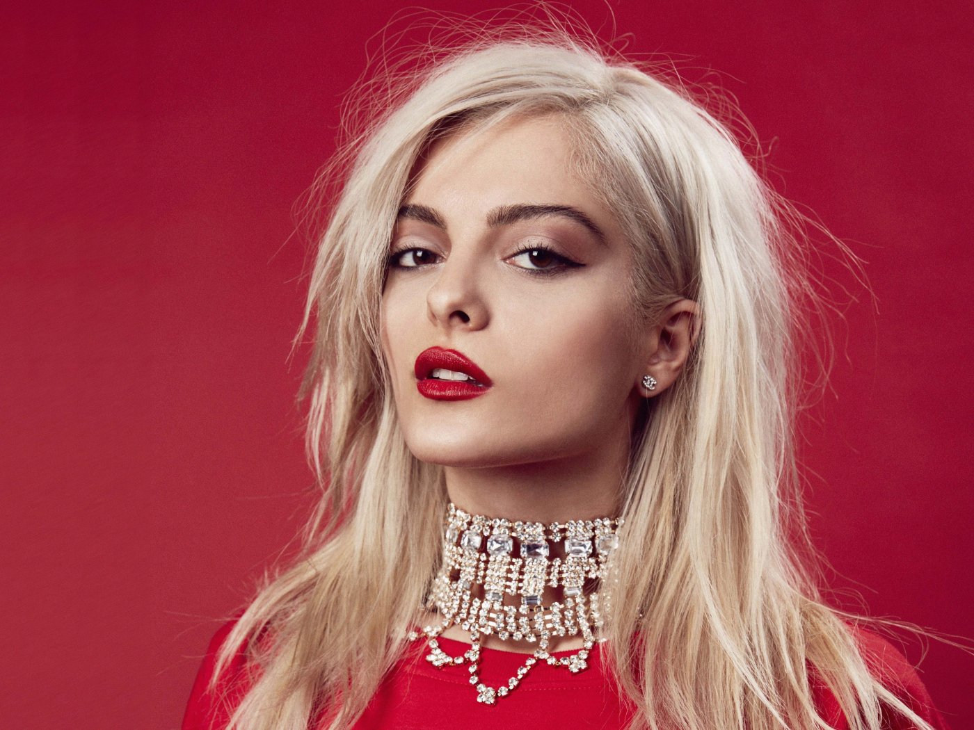 Download red lips, bebe rexha, singer 1400x1050 wallpaper, standard 4:3