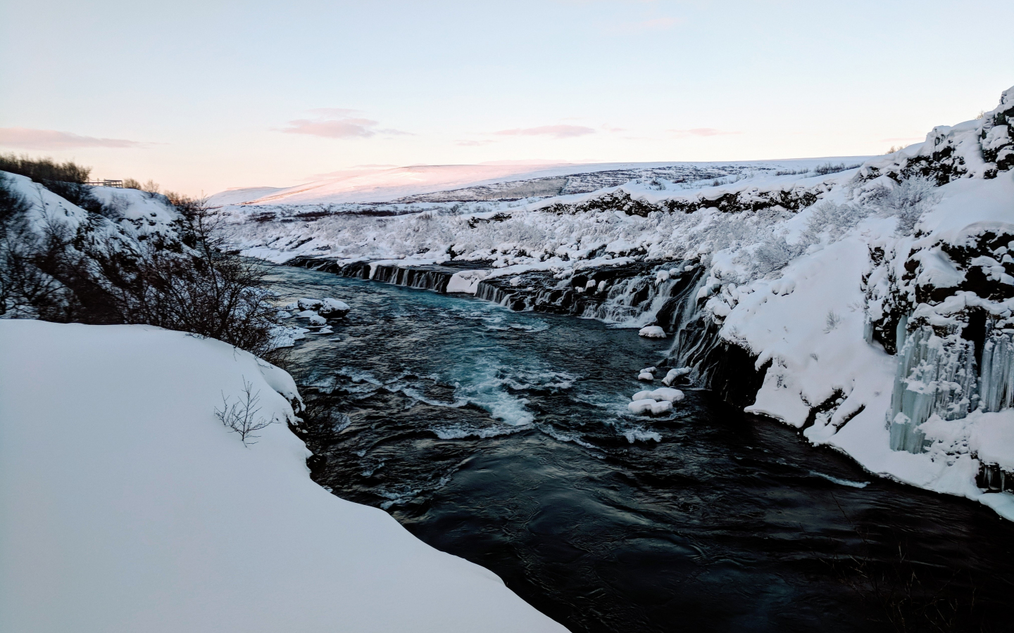 Холодная река. Холодная вода со льдом фото.