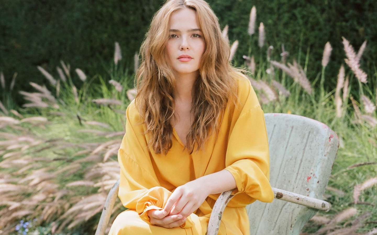 Download wallpaper 1440x900 zoey deutch, outdoor, yellow dress ...