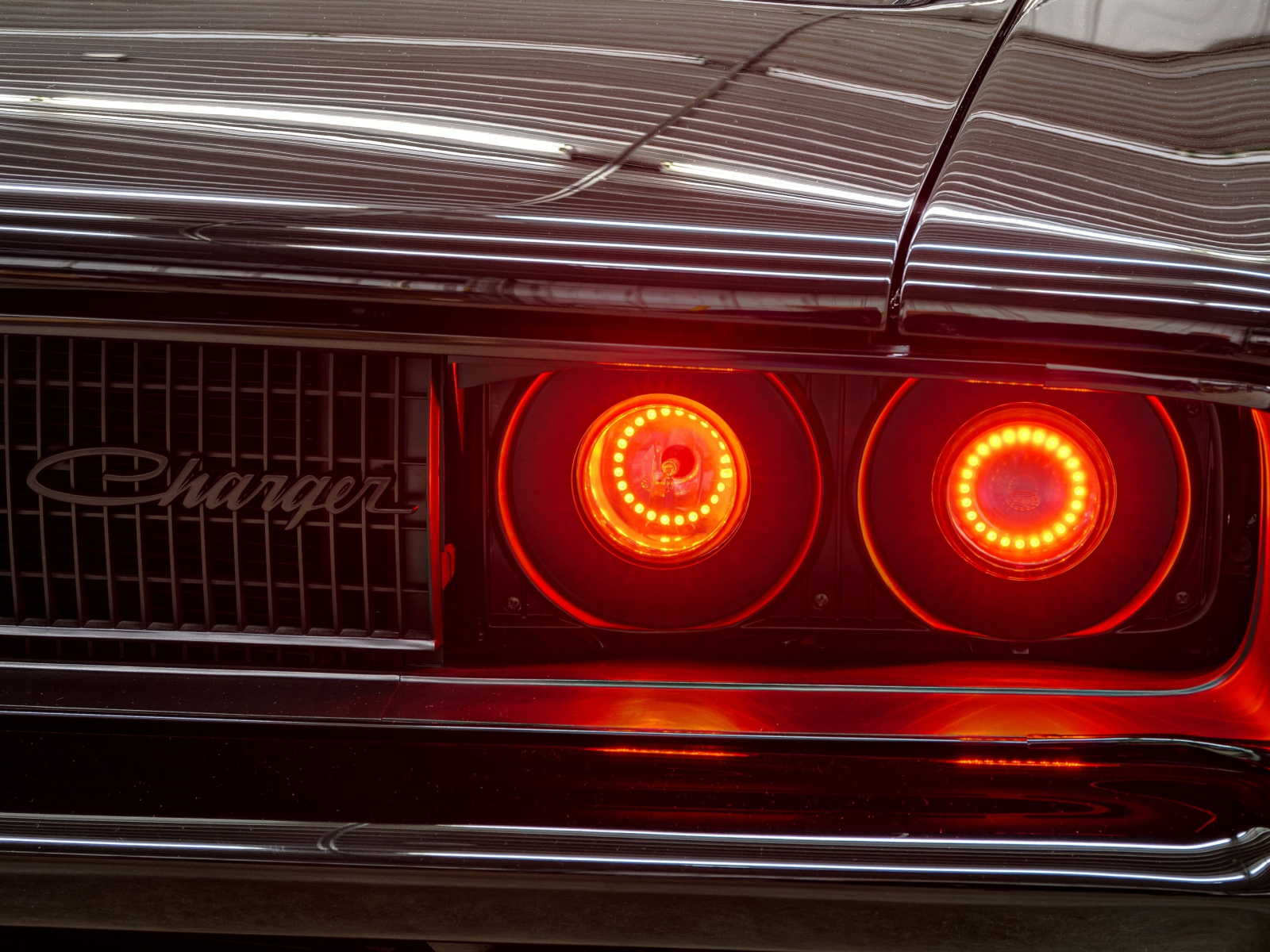 Download wallpaper 1600x1200 dodge charger’s headlight, red glowing