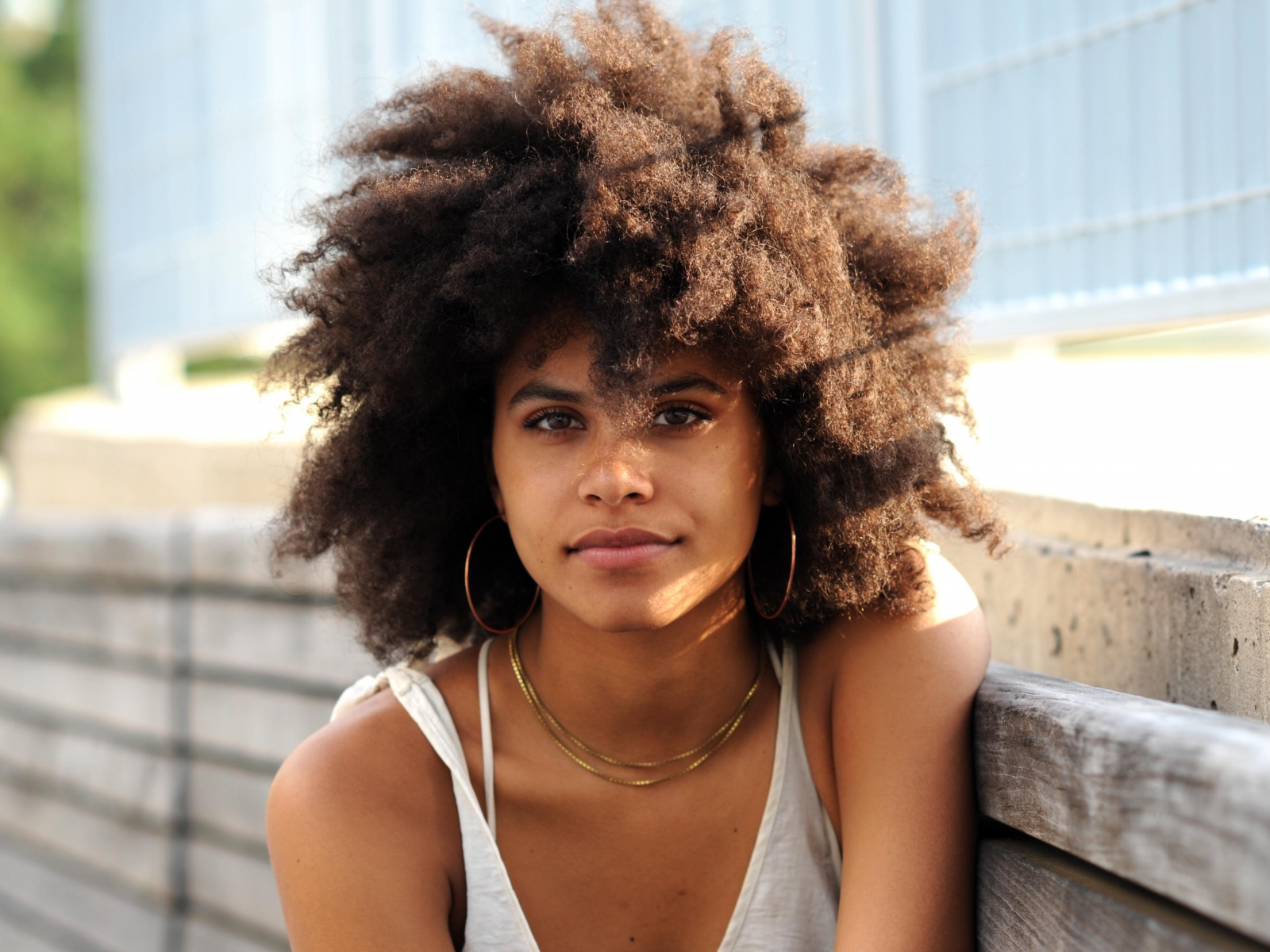 Download wallpaper 1600x1200 zazie beetz, curly hair, celebrity ...