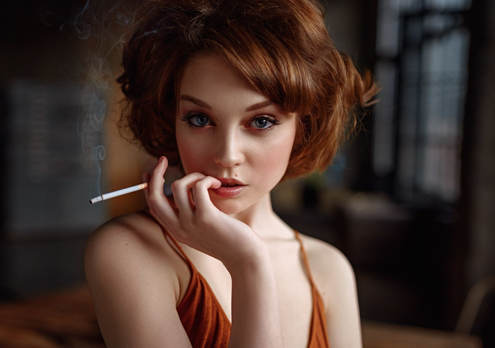 Download Short hair, red head, woman, portrait, cigarette 1600x1200 wallpap...