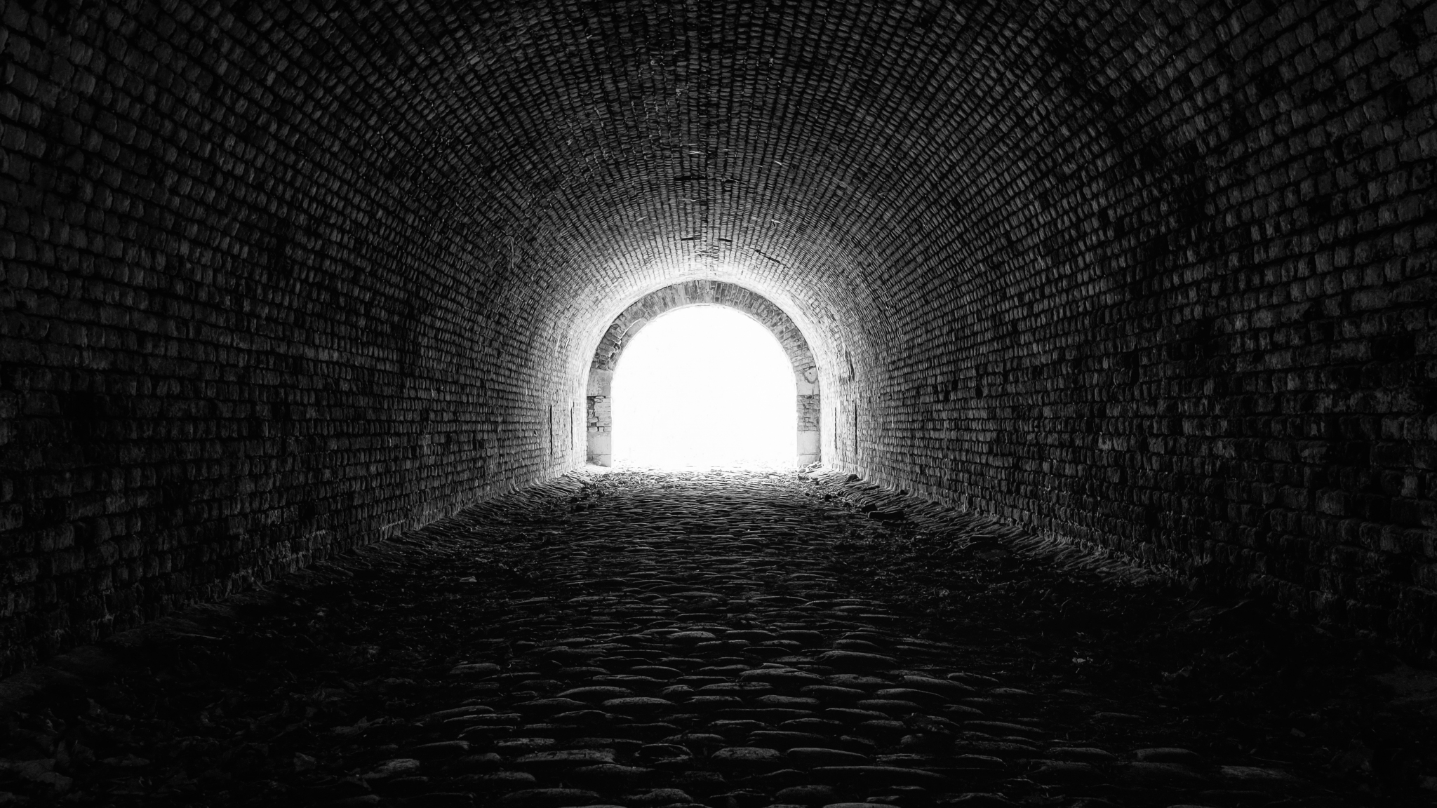 Download 2048x1152 Wallpaper Black And White Tunnel Dark