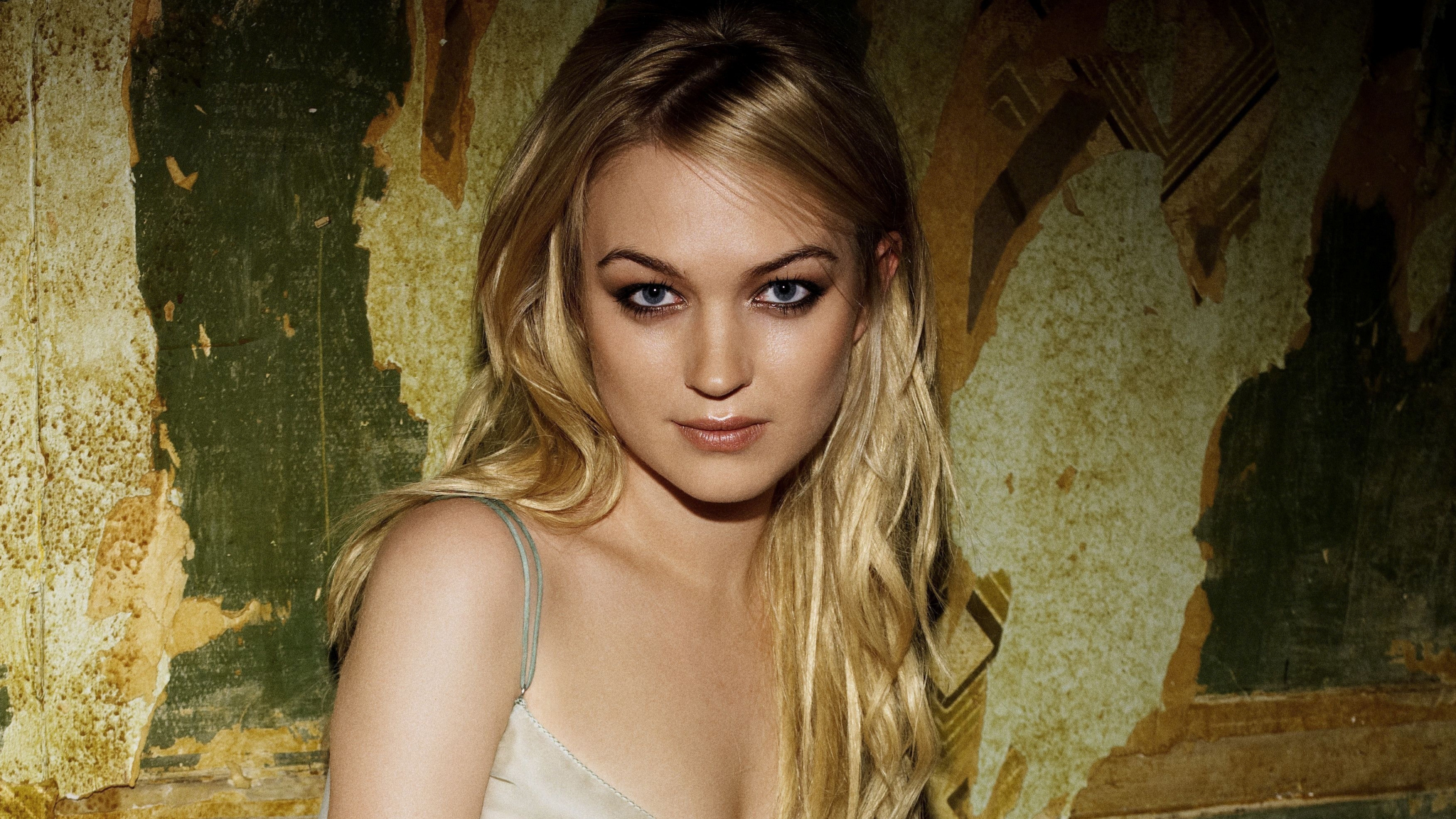 Download wallpaper 2048x1152 sophia myles, blonde, actress, 2019, dual ...