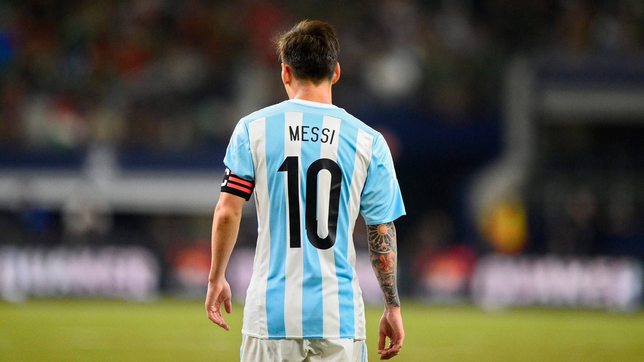 Download wallpaper 2048x1152 lionel messi, 10 number, jersey, dual wide 