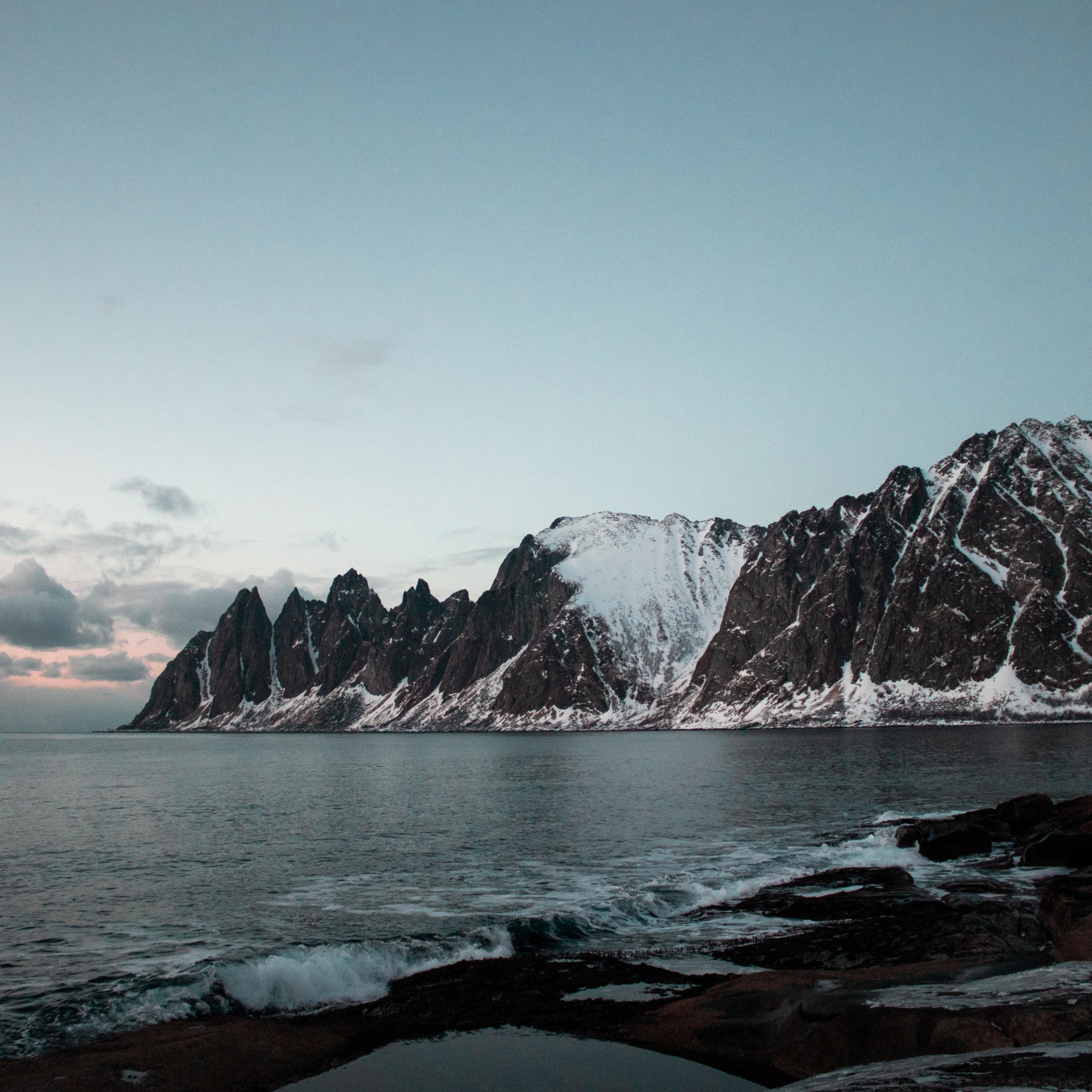 Море горы 2. Север горы. Горы и море фото. Море горы Север. Горы и море холодные.