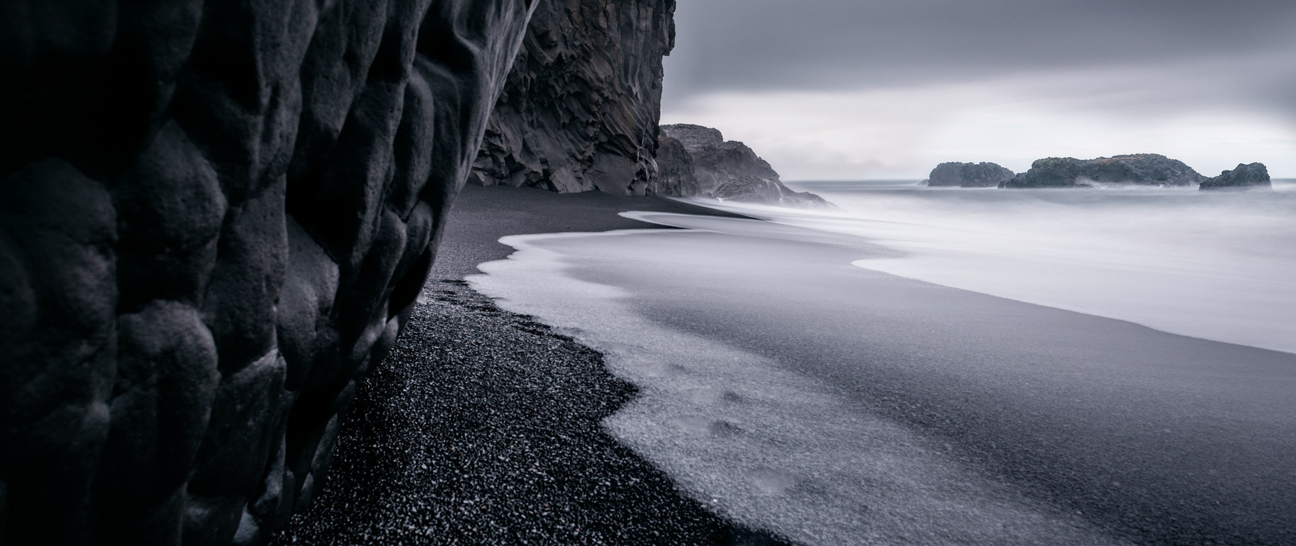 Download 2560x1080 wallpaper black beach, coast, sea waves, dual wide, widescreen, 2560x1080 hd