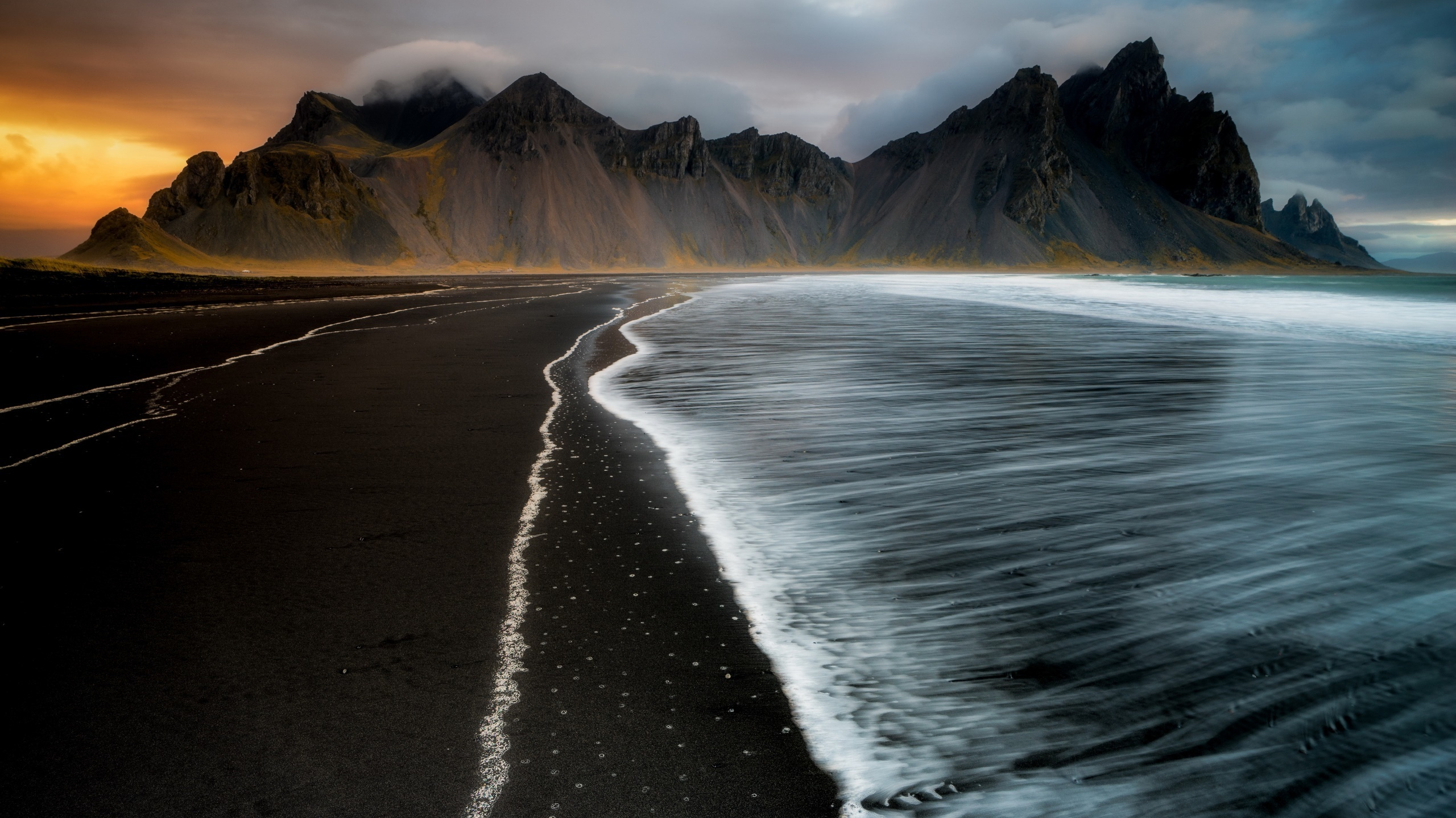 Download wallpaper 2560x1440 dark, beach, sea waves, nature, mountains, dual wide 16:9 2560x1440