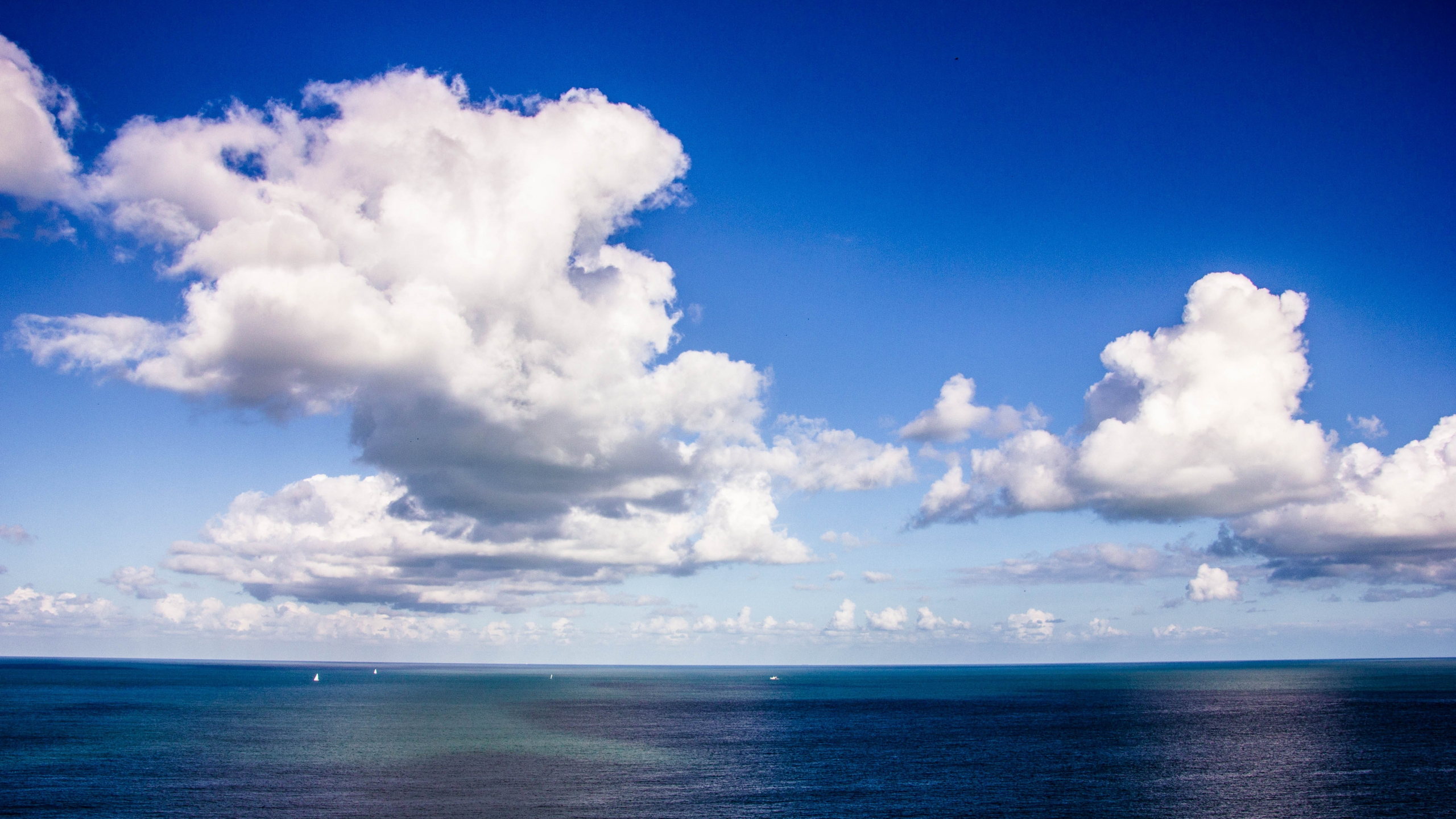Небо над нами слушать. Облака над морем. Море и небо. Красивые облака. Кучевые облака над морем.