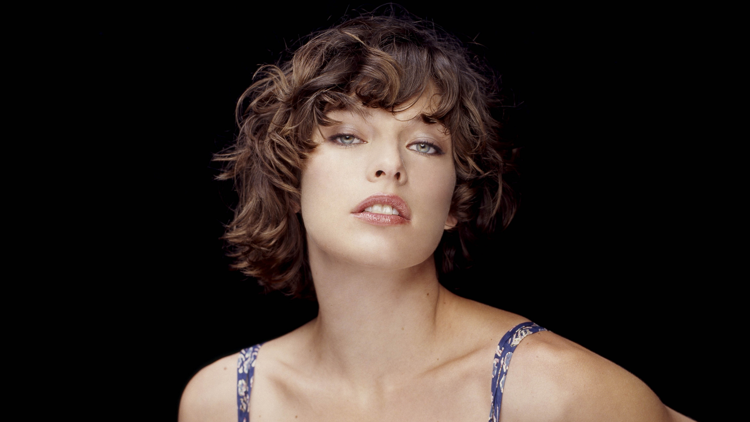 Download 2560x1440 Wallpaper Milla Jovovich Short Hair Actress