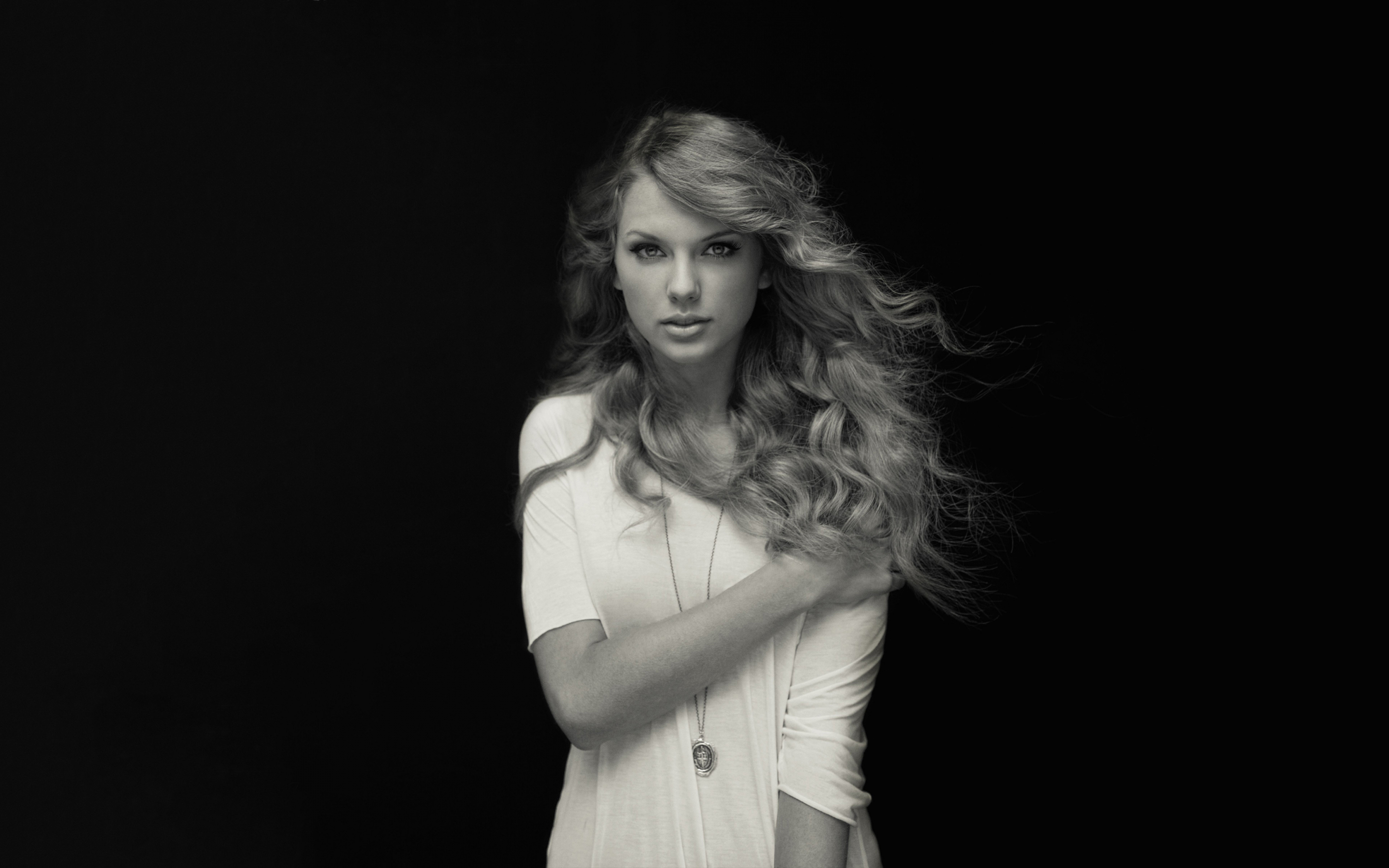 Taylor swift, curly hair, black and white, 2880x1800 wallpaper