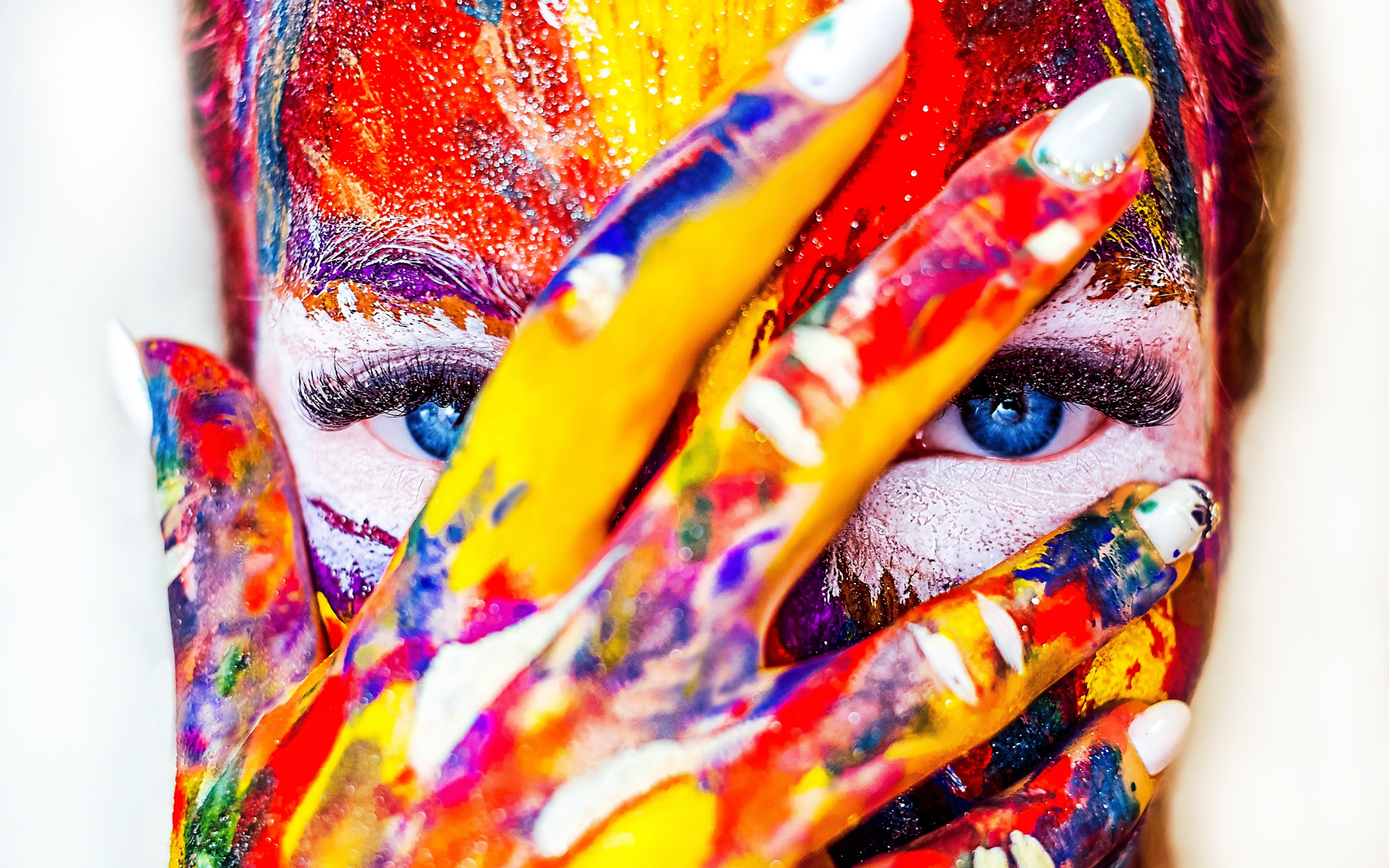 Paint on face and hand, colorful, close up, 2880x1800 wallpaper