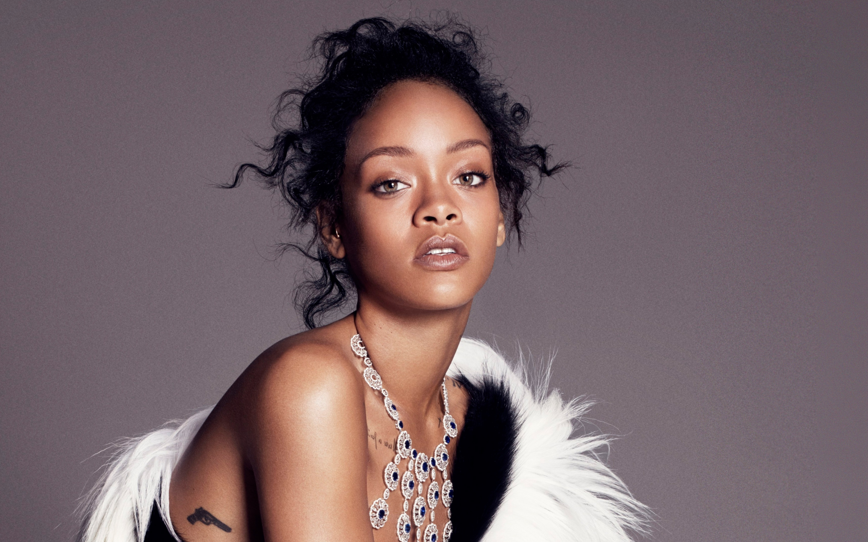 Rihanna, curly short hair, singer, 2880x1800 wallpaper