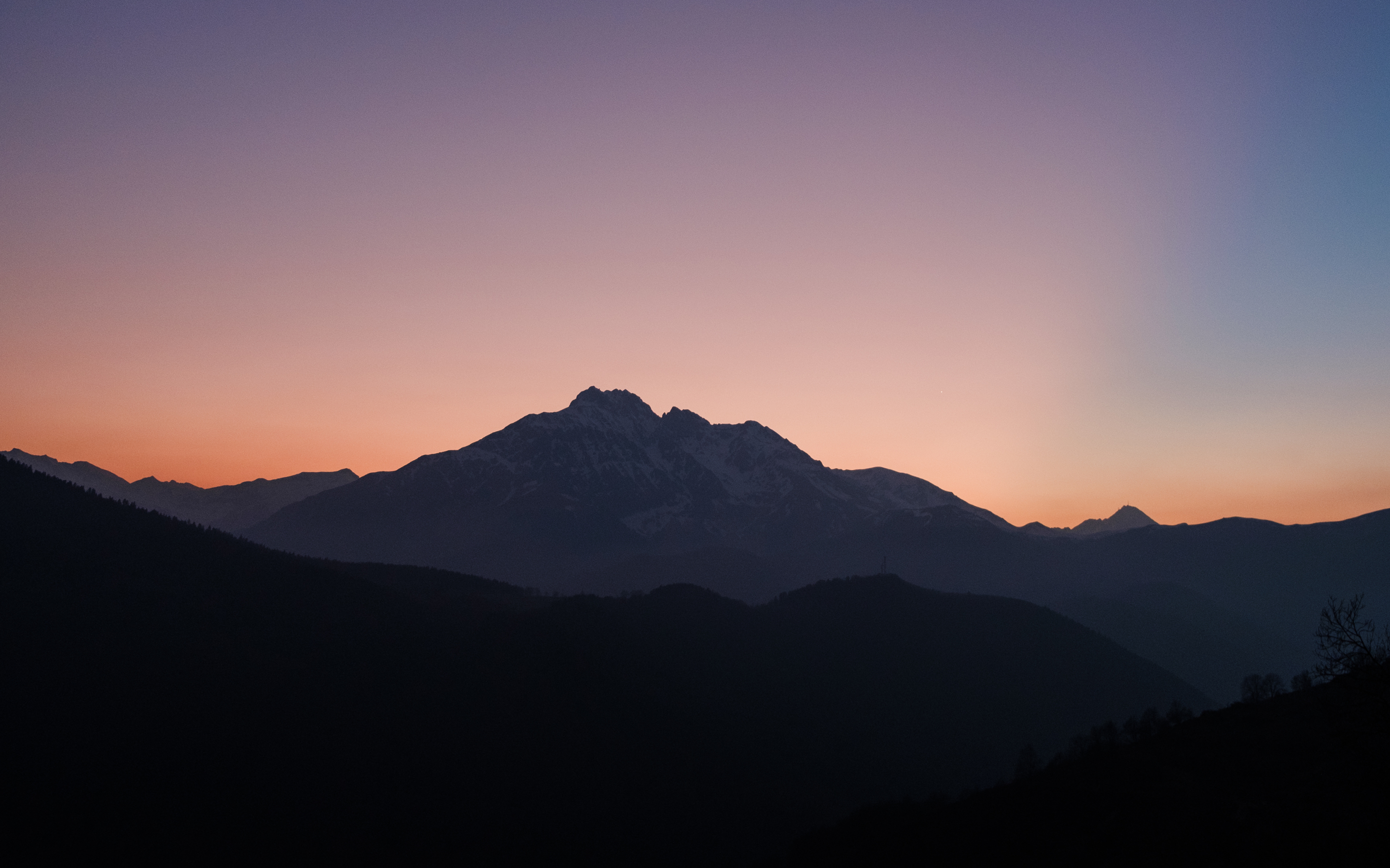 Mountains, sunset, clean skyline, mist, 2880x1800 wallpaper
