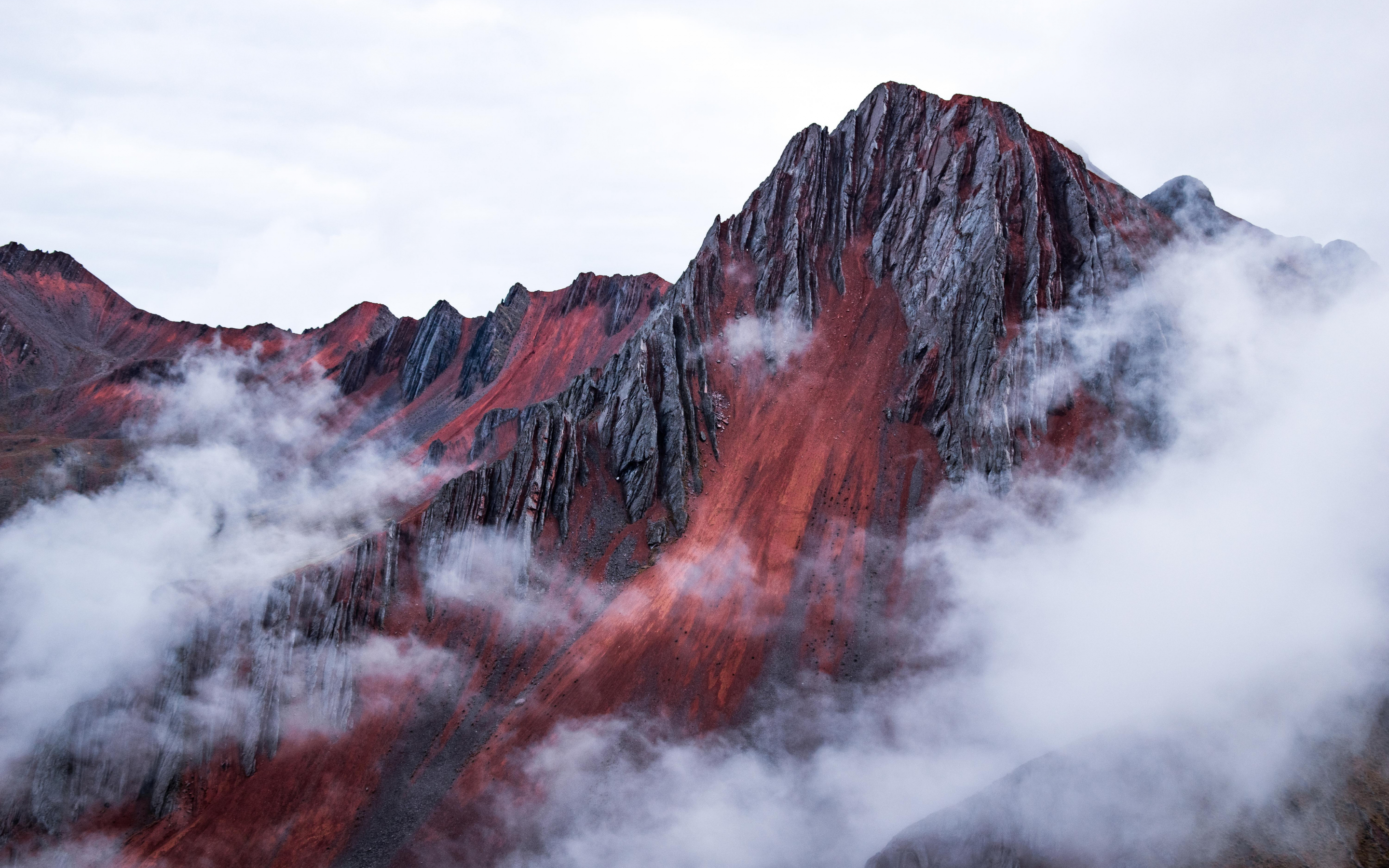Red mountains, behind the clouds, Cusco, Peru, 2880x1800 wallpaper
