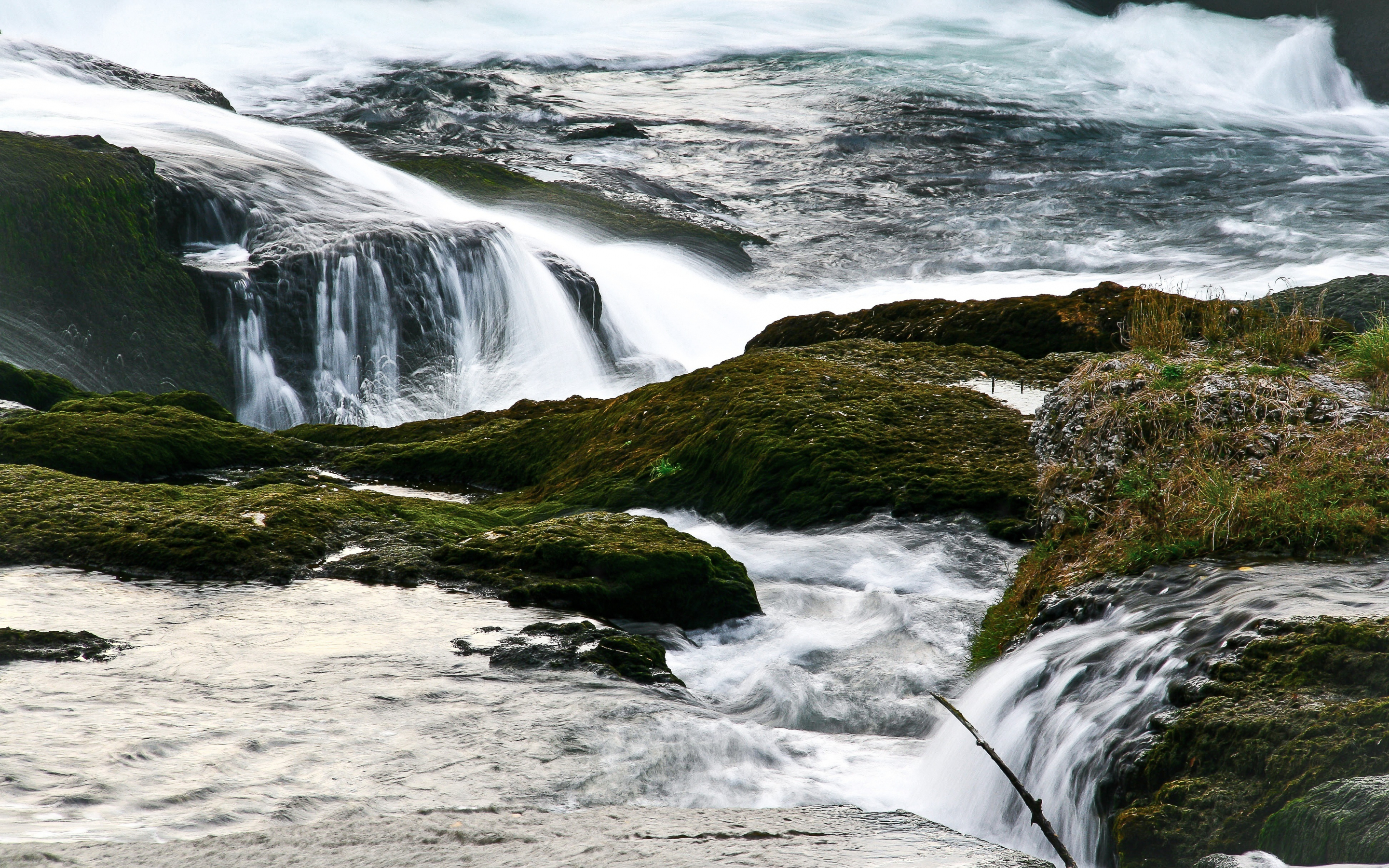 Waterfall, moss, water running, 2880x1800 wallpaper