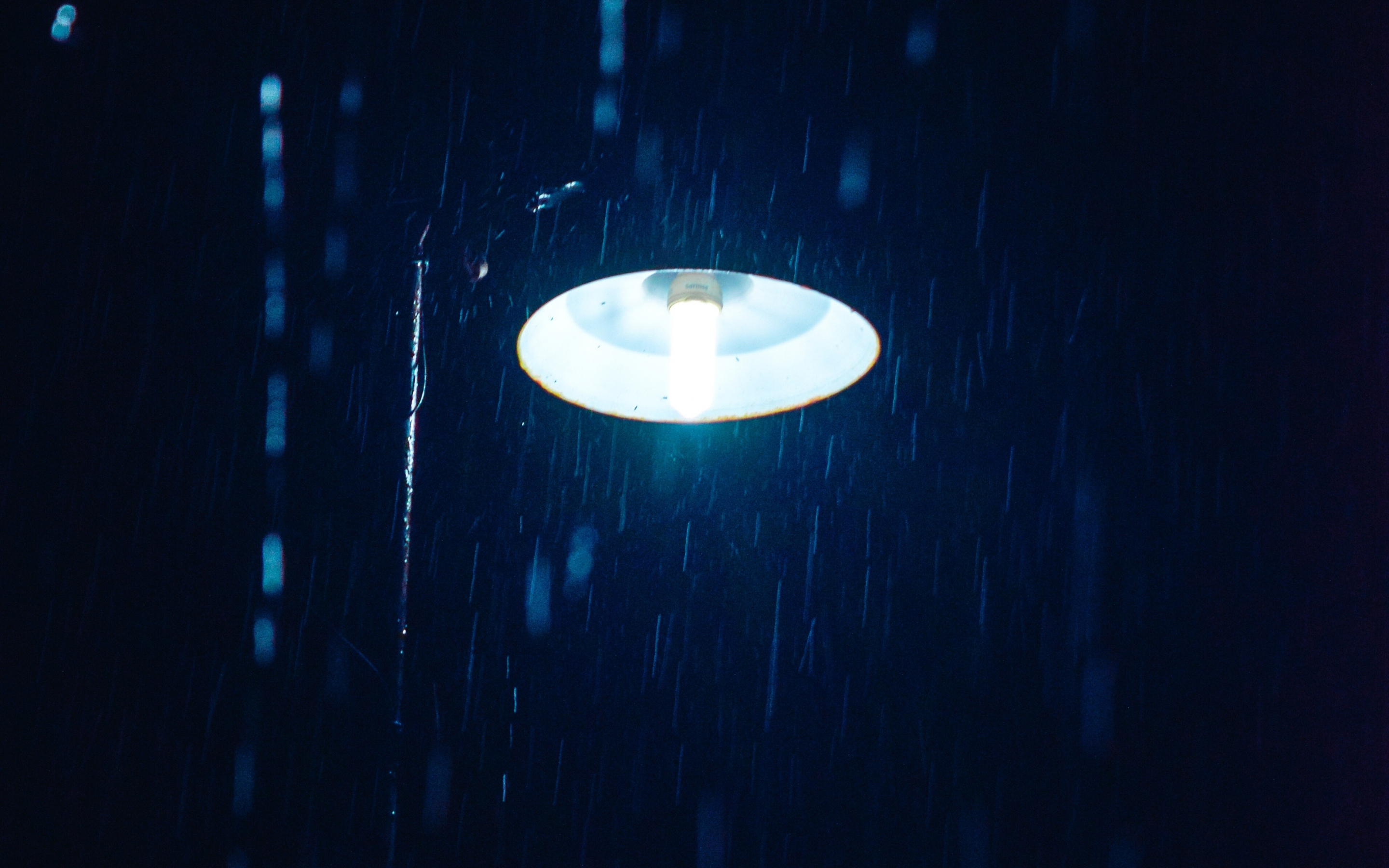 Lantern, lamp, rain, dark, night, 2880x1800 wallpaper