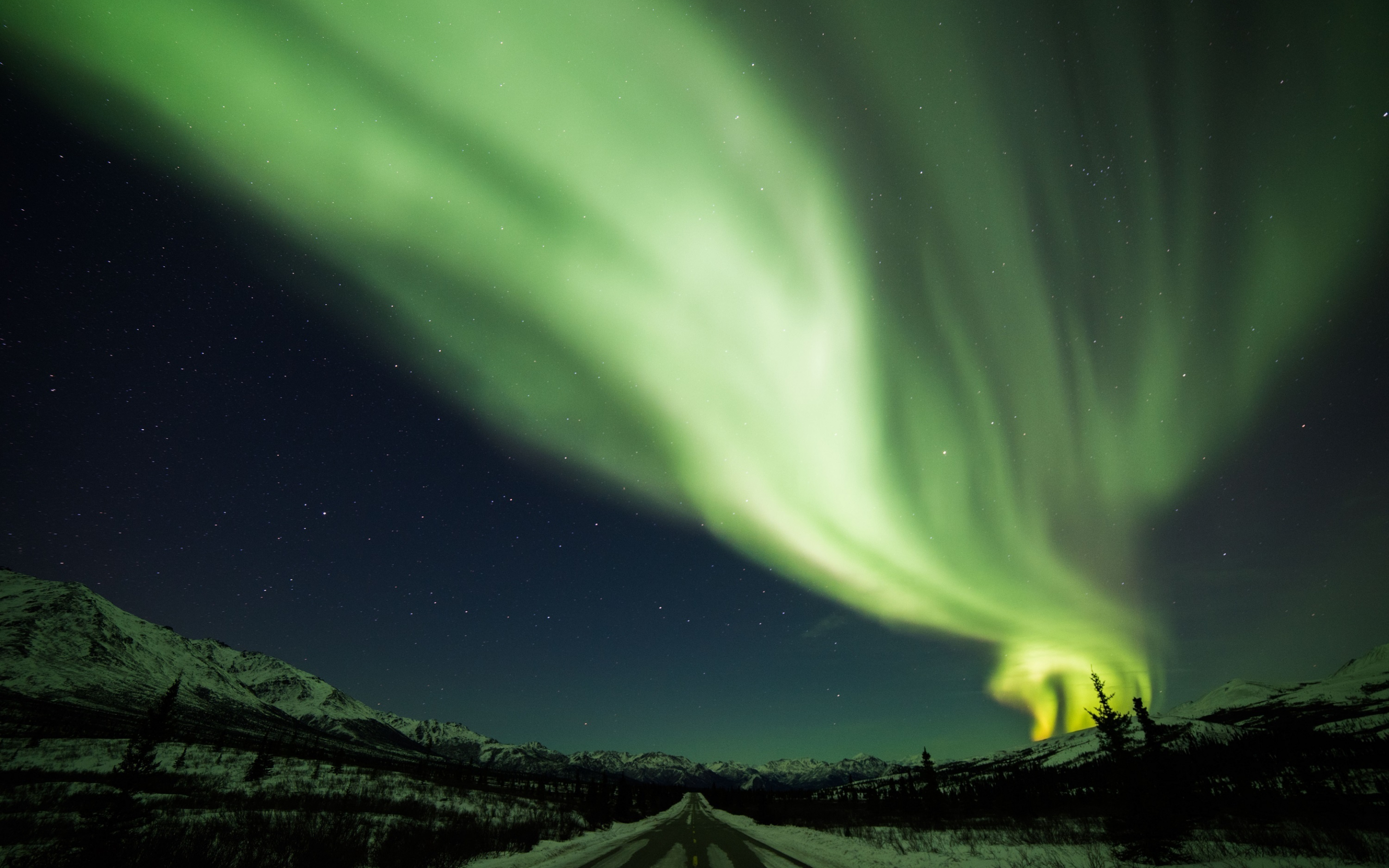 Aurora Borealis, green lights, sky,  highway, night, 2880x1800 wallpaper
