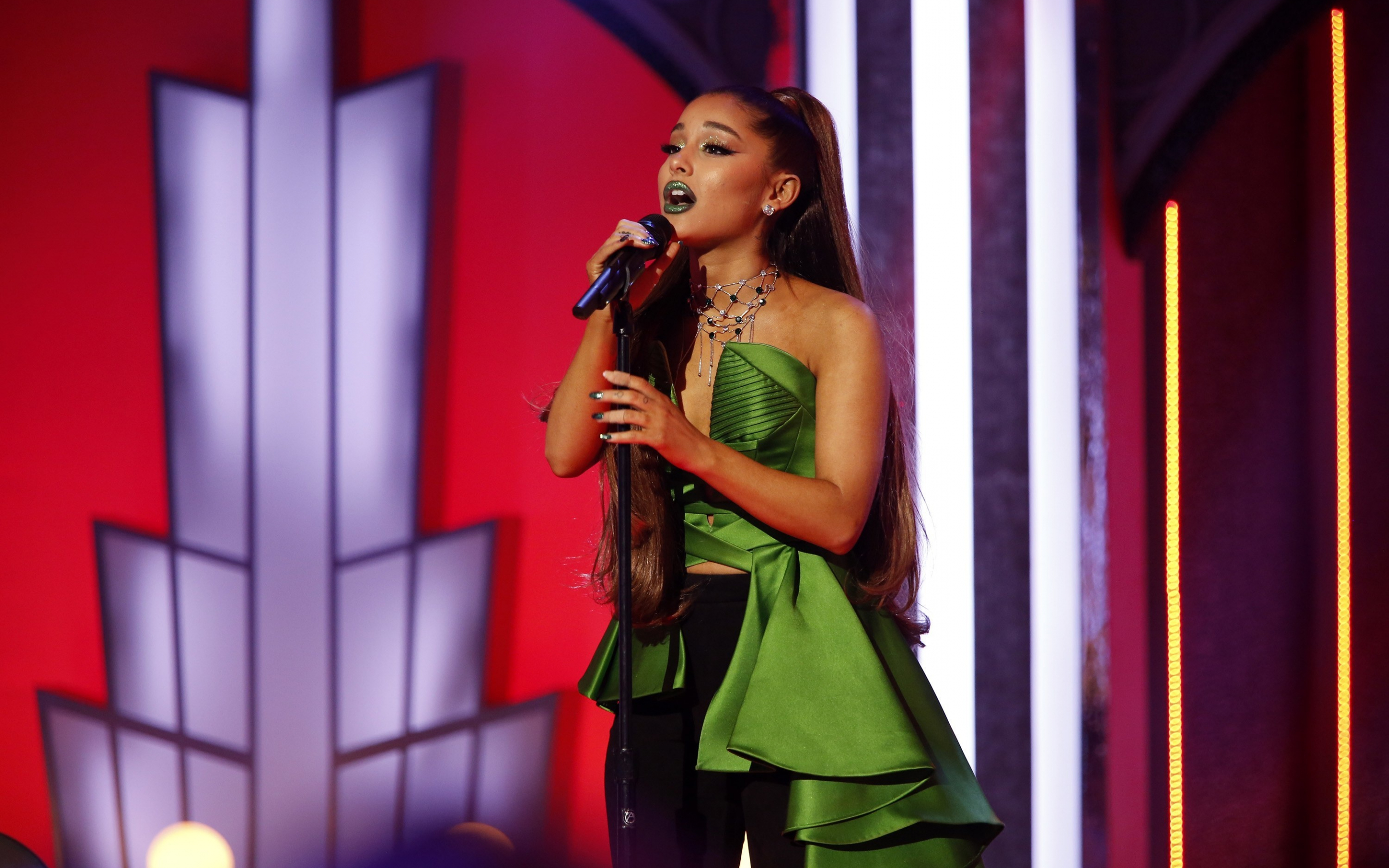 Green dress, live event, Ariana Grande, 2880x1800 wallpaper