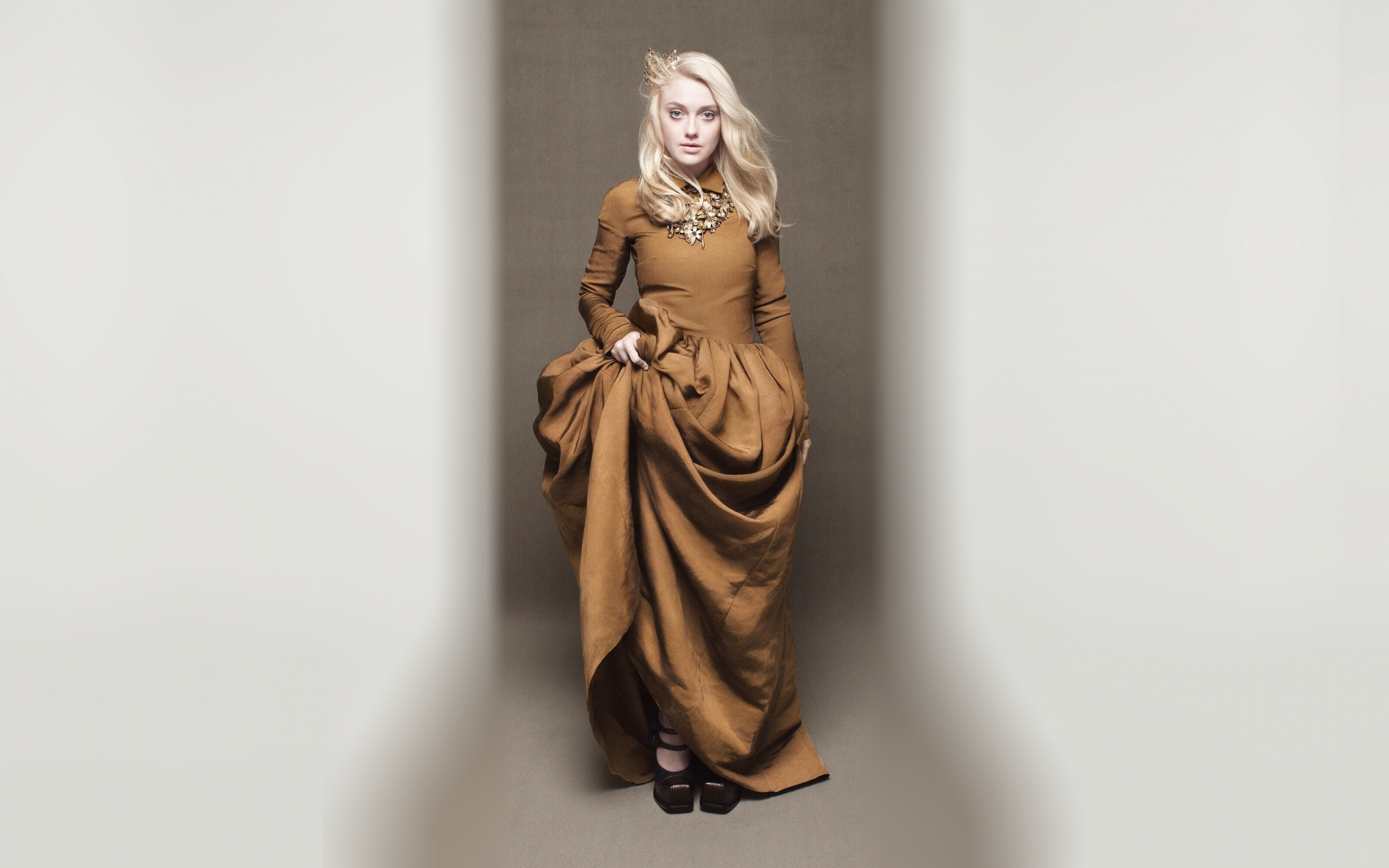 Dakota Fanning, golden dress, blonde, 2880x1800 wallpaper