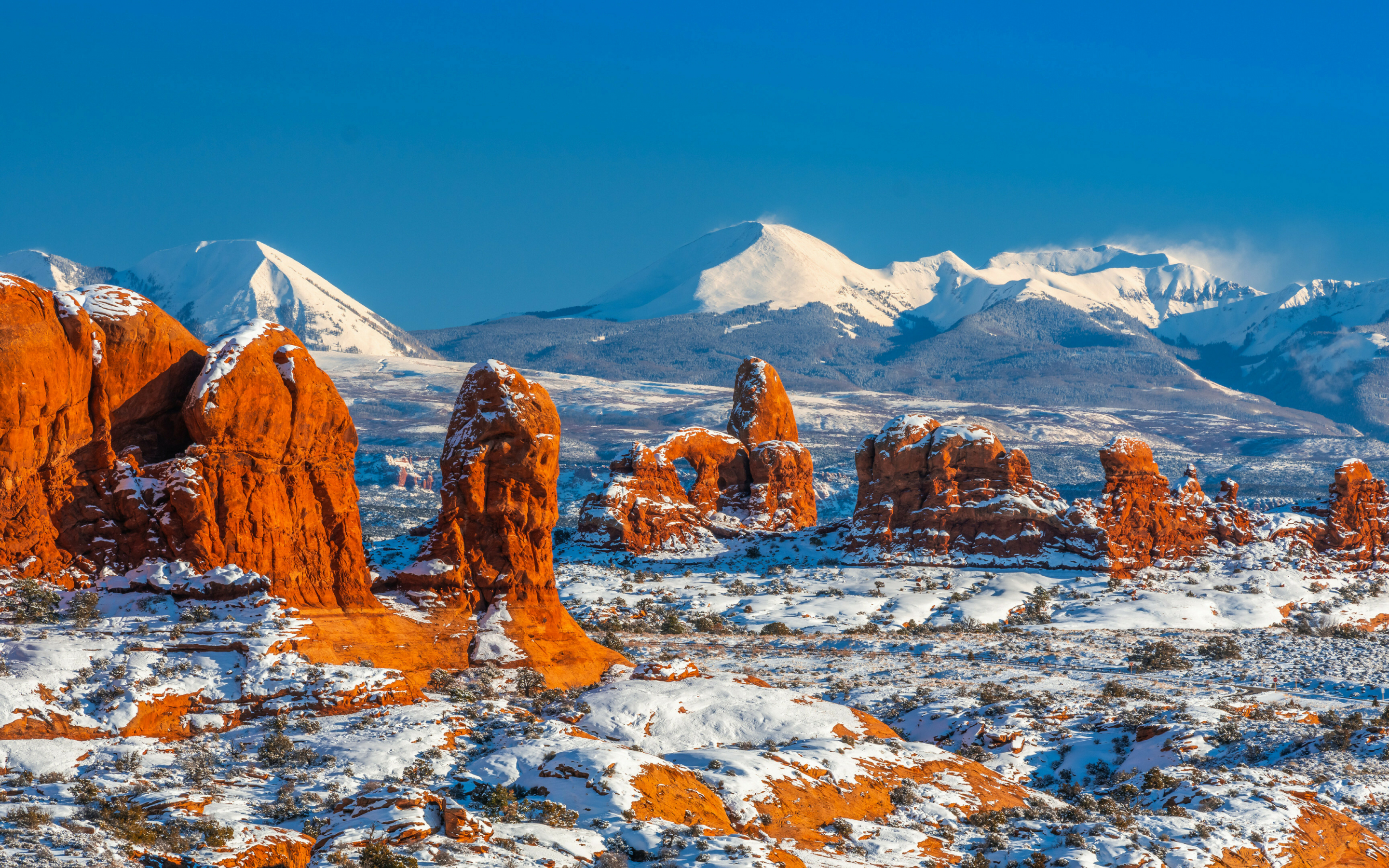 Winter day, rocky cliffs, snow coverd, landscae, 2880x1800 wallpaper