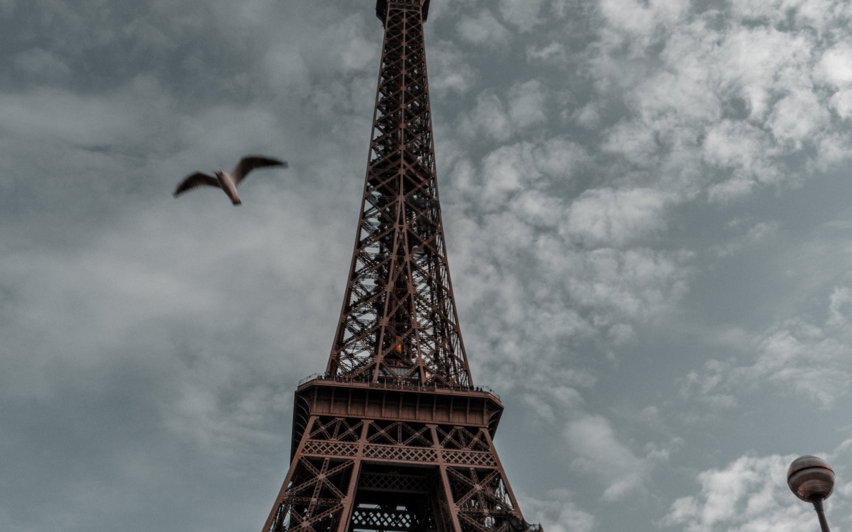 Eiffel tower, Paris, sky, architecture, 2880x1800 wallpaper