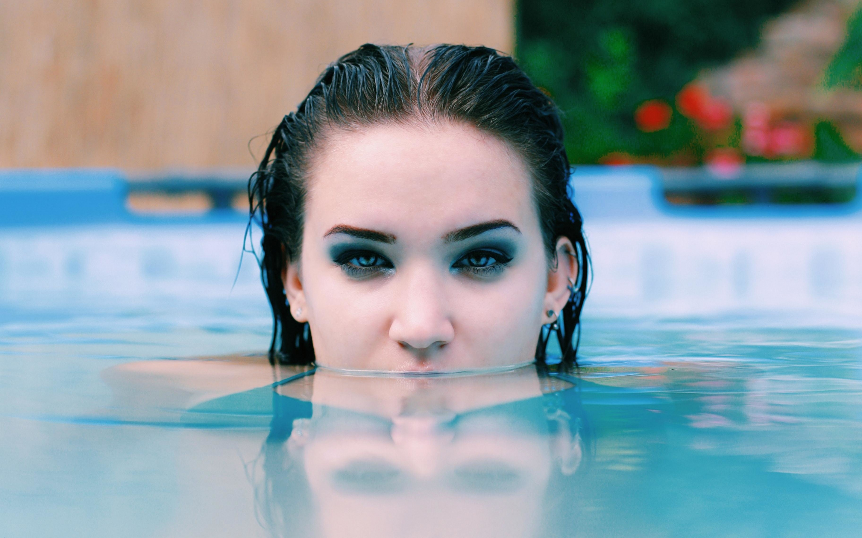 Girl in pool, pretty, brunette, 2880x1800 wallpaper