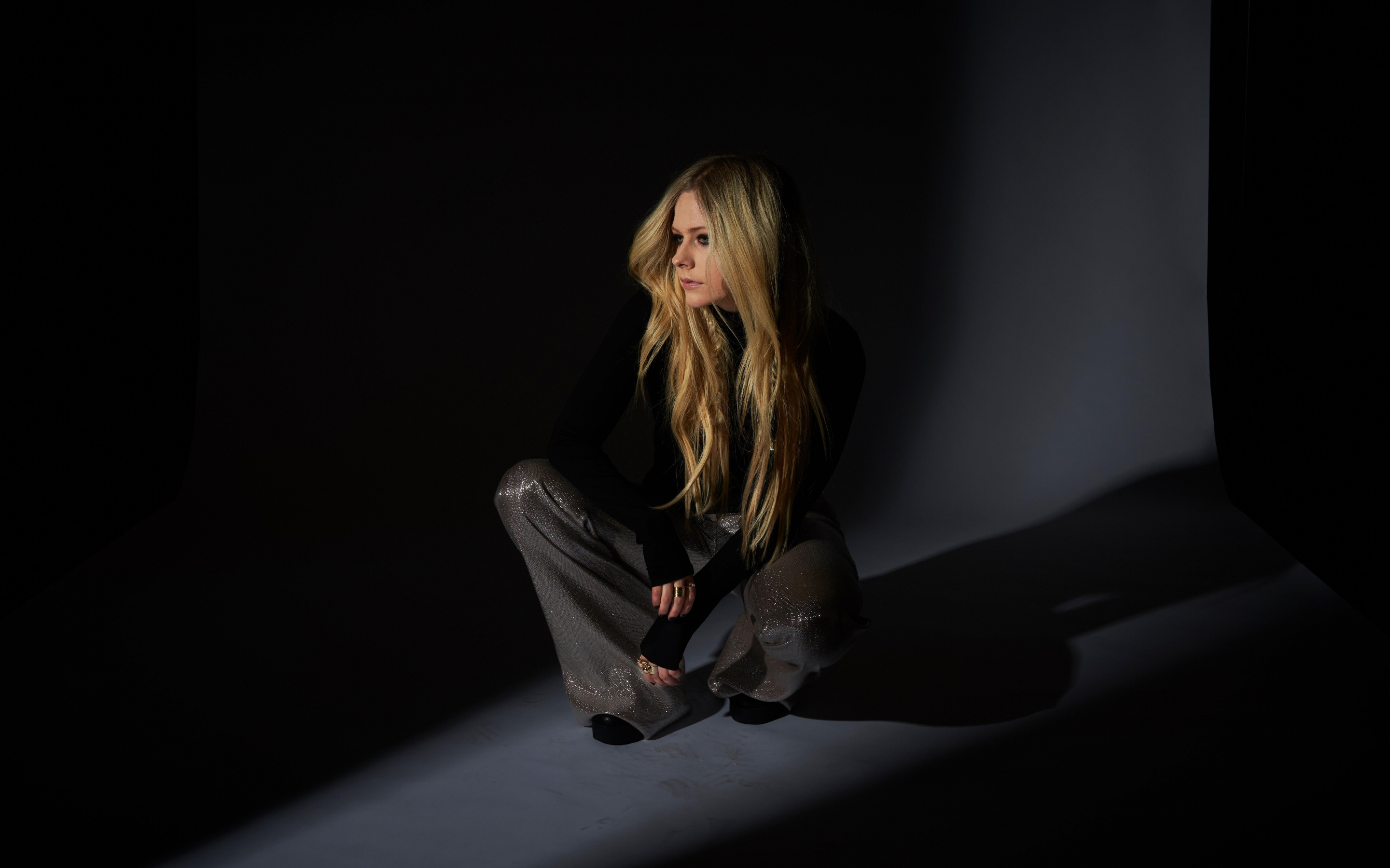 Singer, blonde, Avril Lavigne, dark, 2880x1800 wallpaper