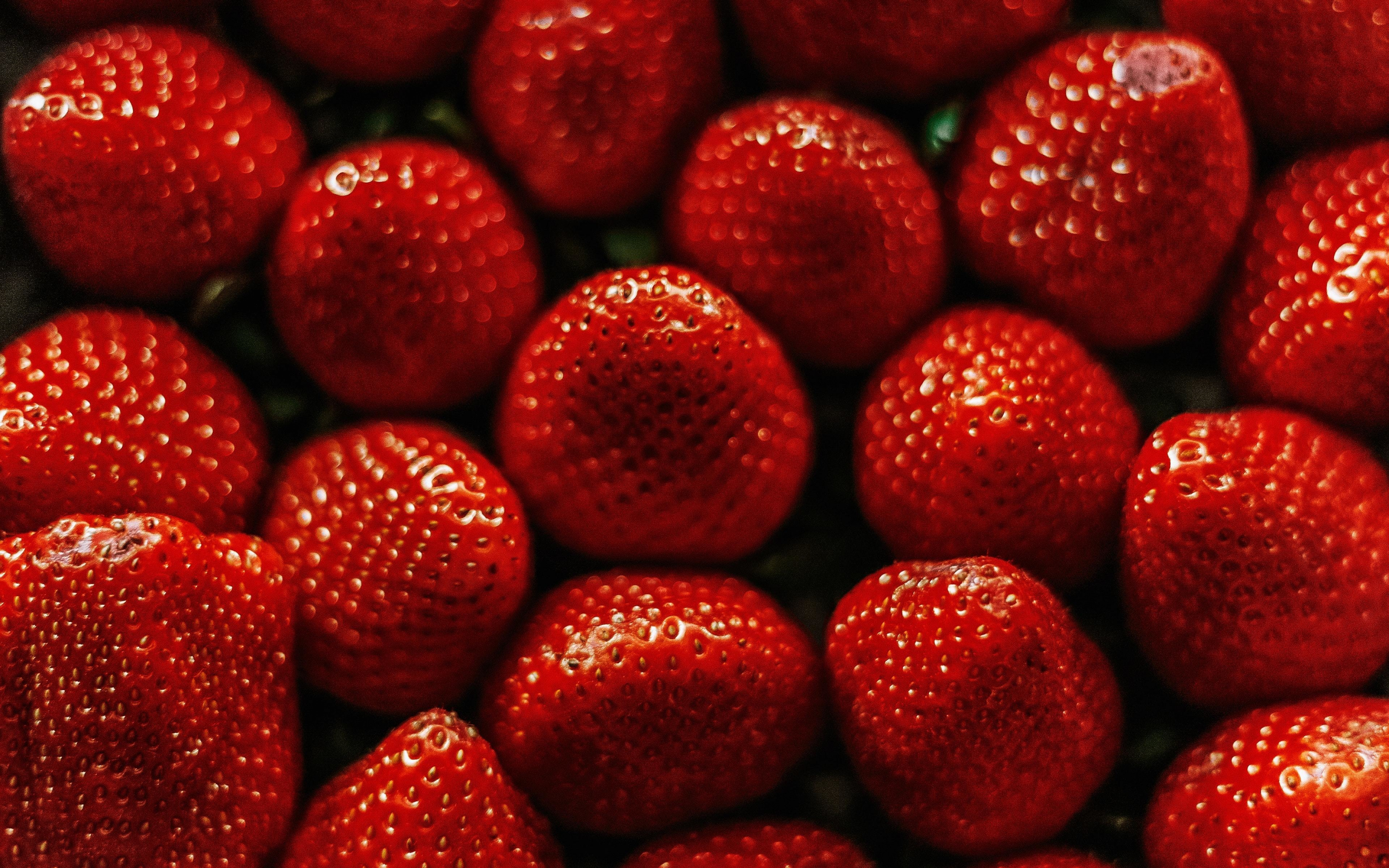 Red and delicious, strawberries, 2880x1800 wallpaper