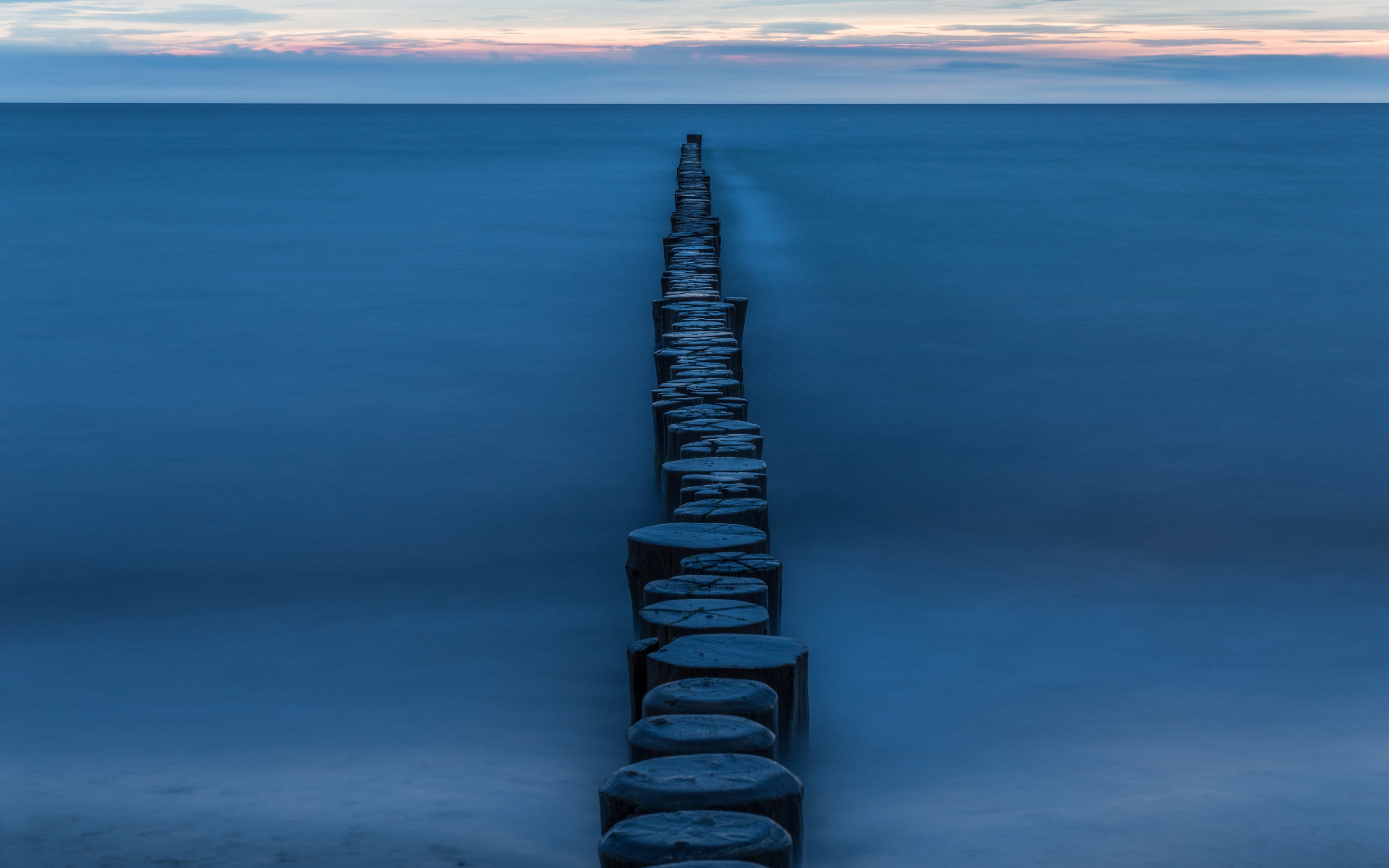 Beach, wooden poles, separator, Baltic sea, 2880x1800 wallpaper