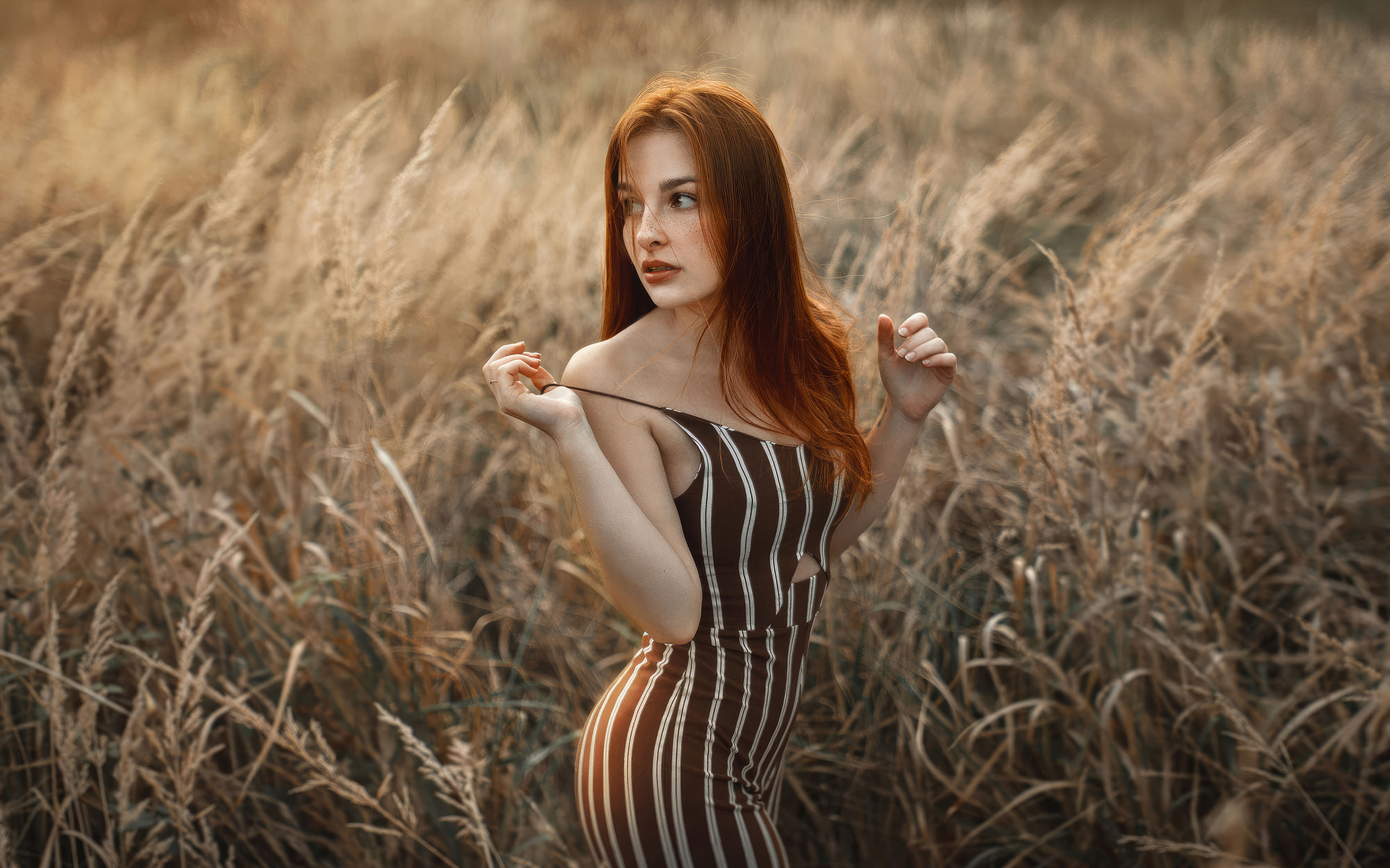 Redhead girl model, outdoor in the fields, 2023, 2880x1800 wallpaper