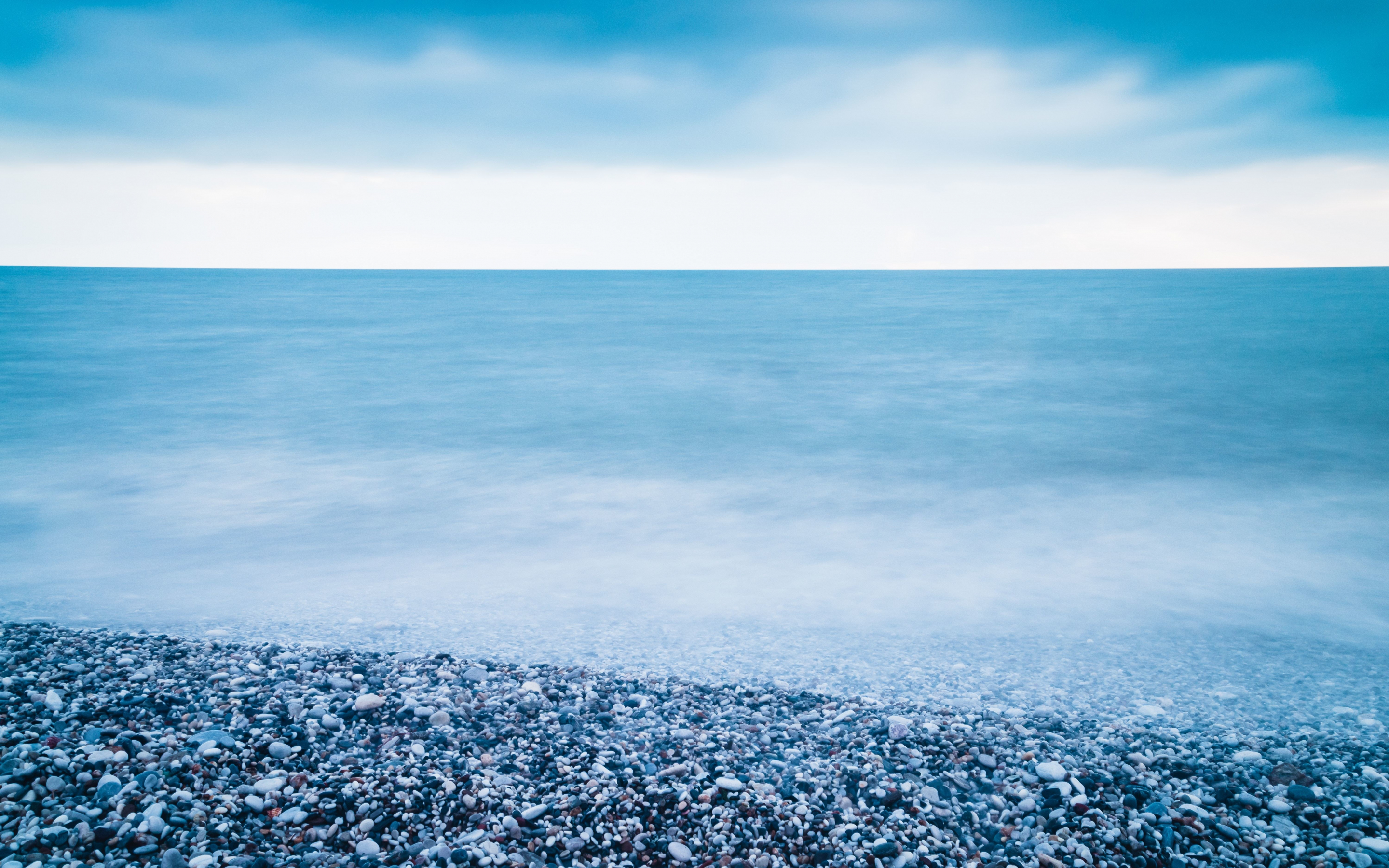 Blue beach, sea, pebbles, 2880x1800 wallpaper