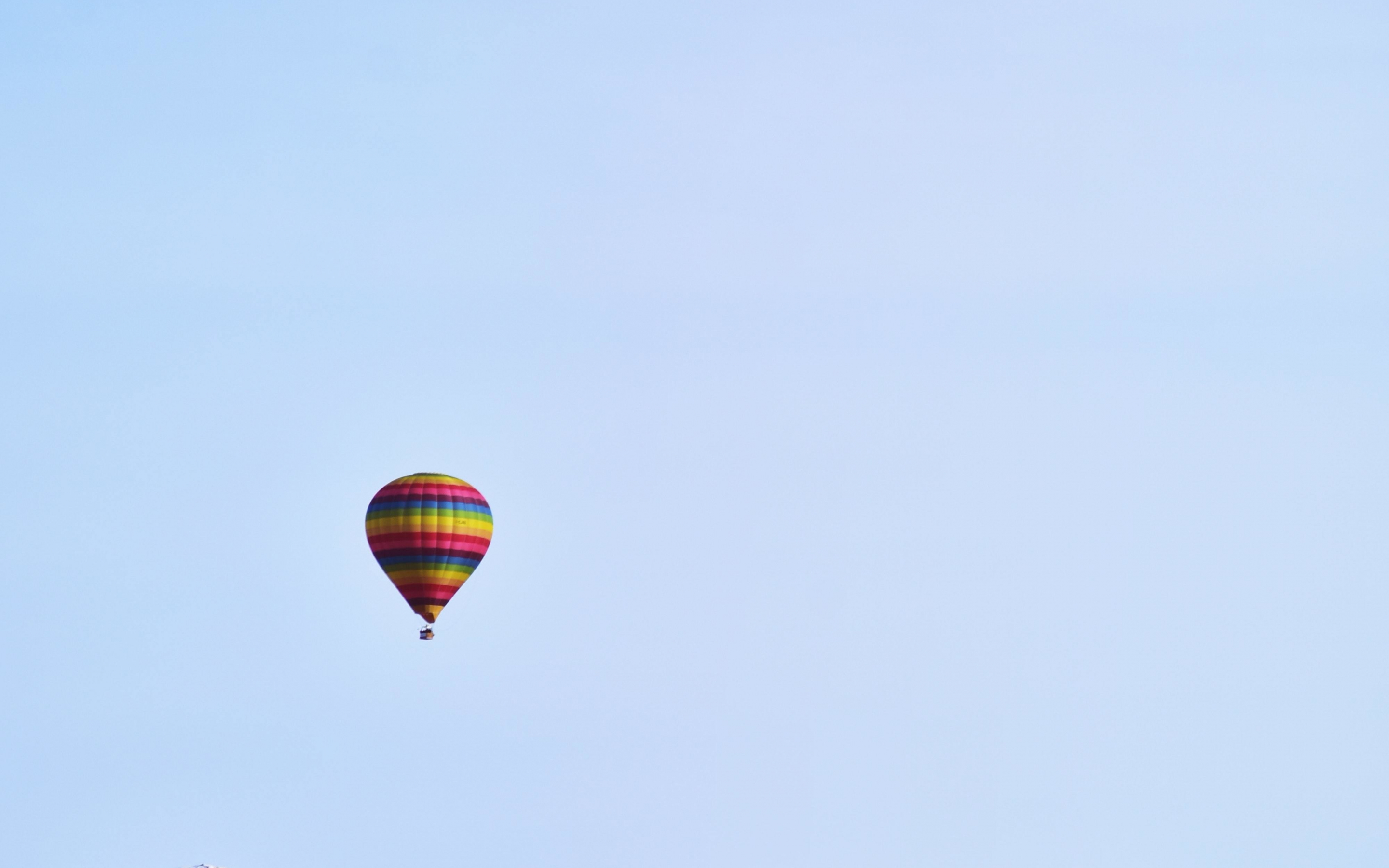 Blue sky, hot air balloon, minimal, mountains, 2880x1800 wallpaper