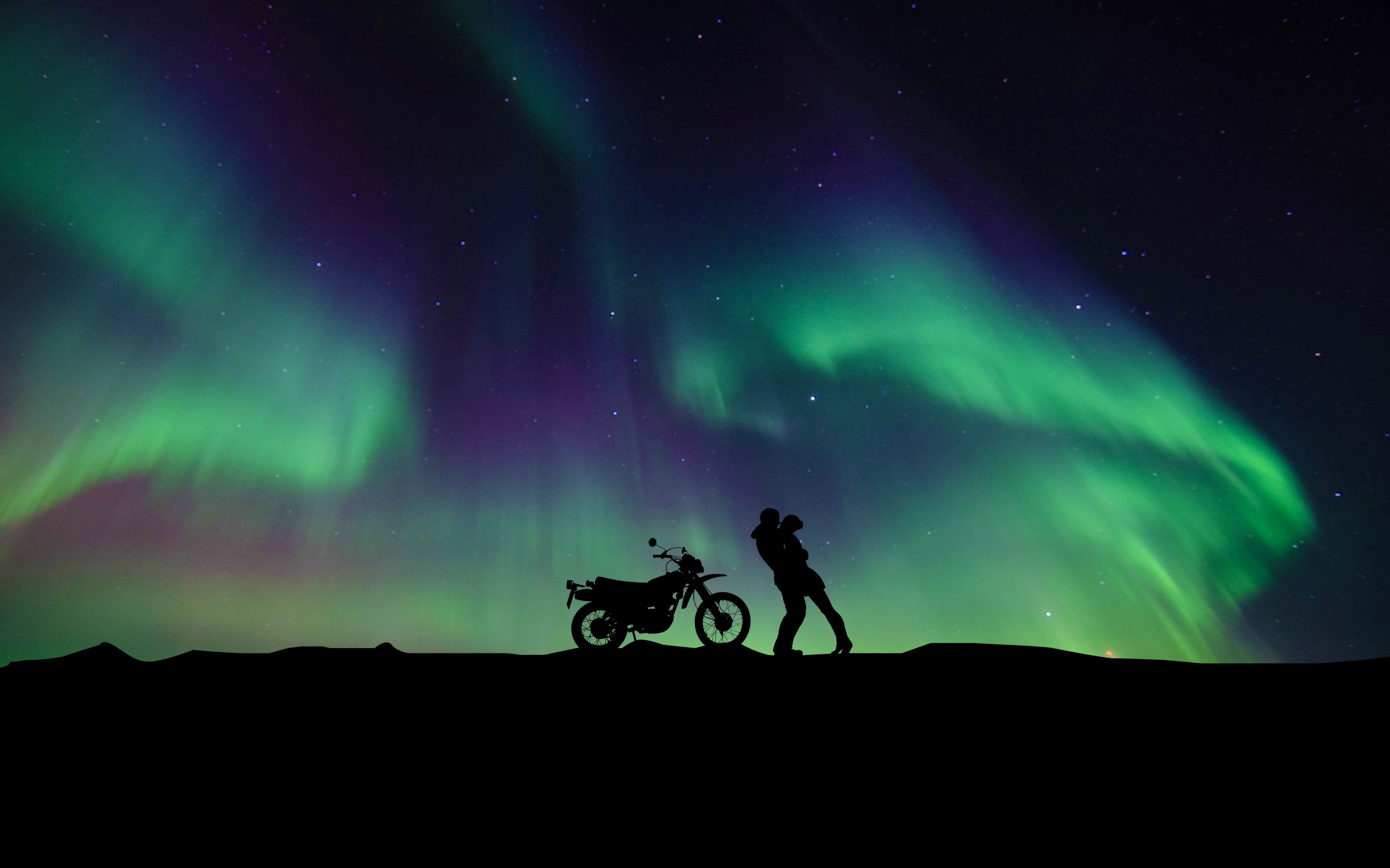 Couple, Aurora Borealis, motorcycle, hug, 2880x1800 wallpaper
