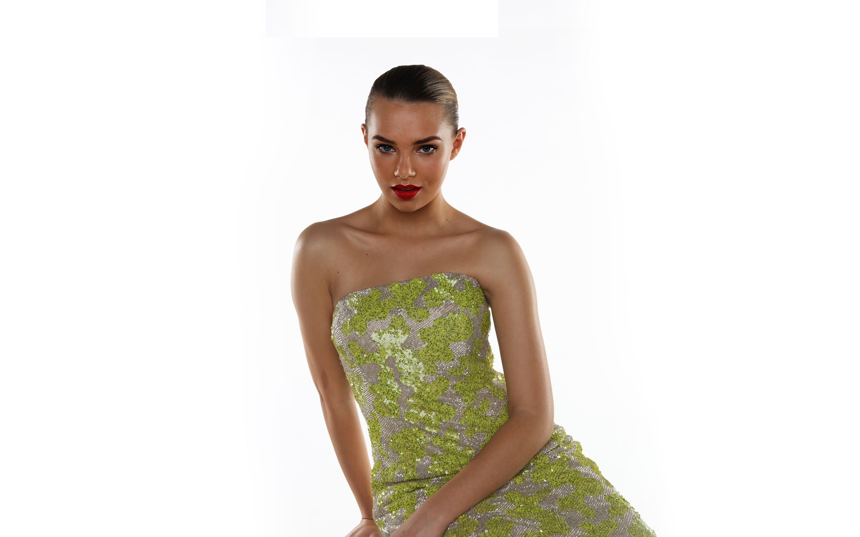Actress, green dress, minimal, Indiana Evans, 2880x1800 wallpaper