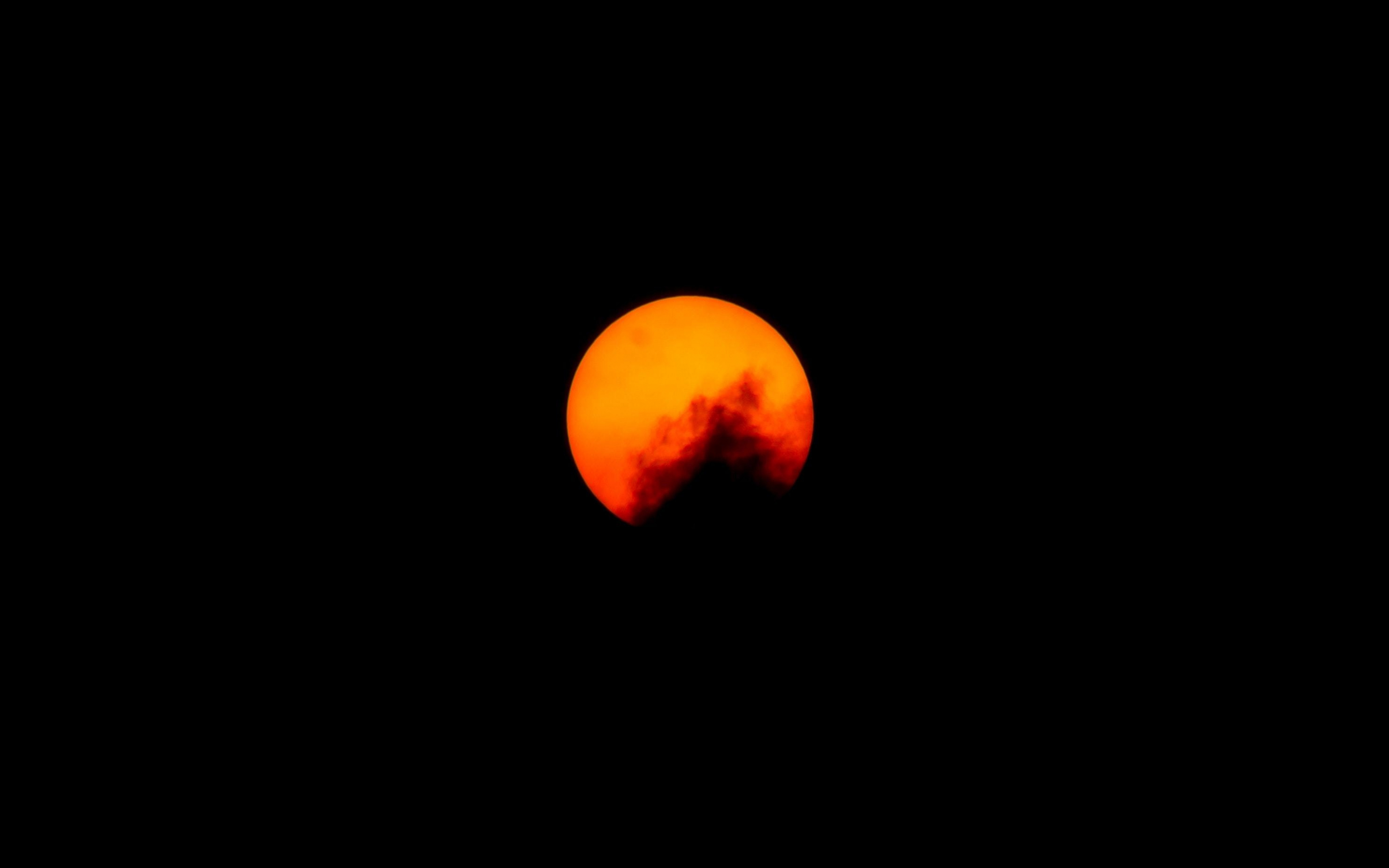 Оранжевая Луна